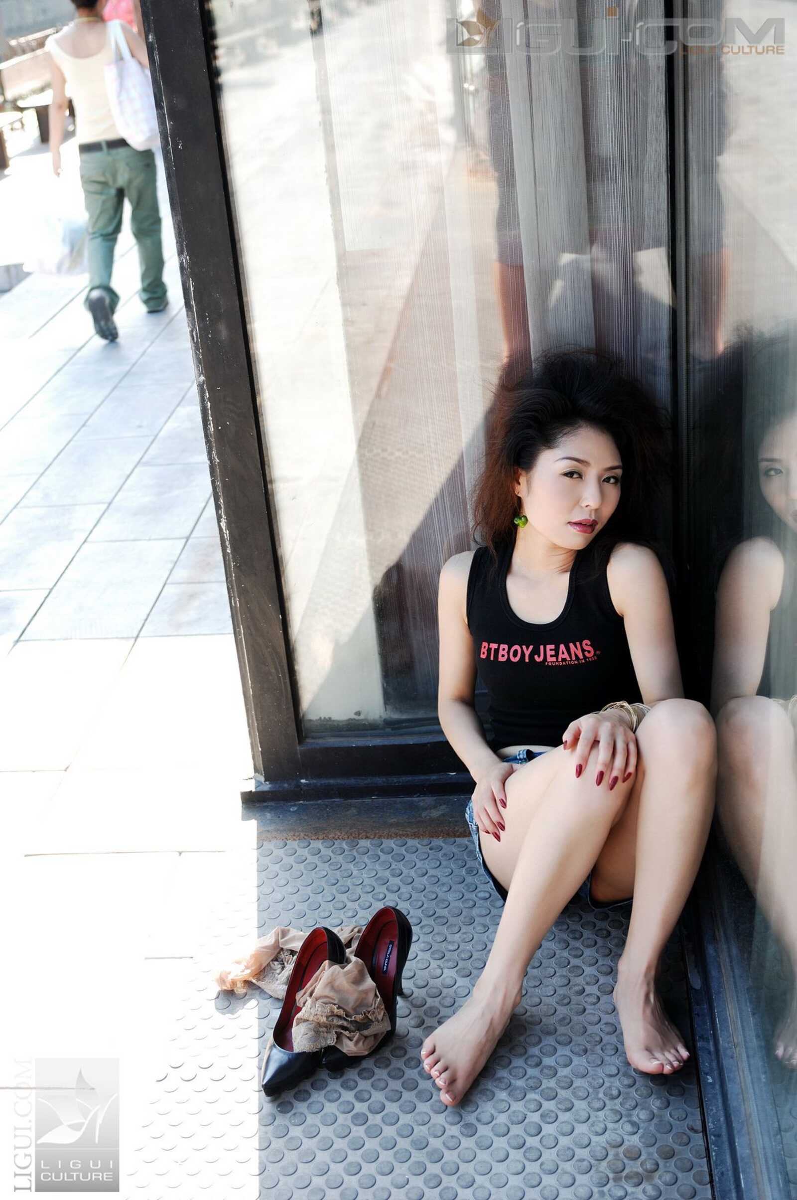 Model 冰清《牛仔和丝袜街拍》 [丽柜LiGui] 丝足写第13张