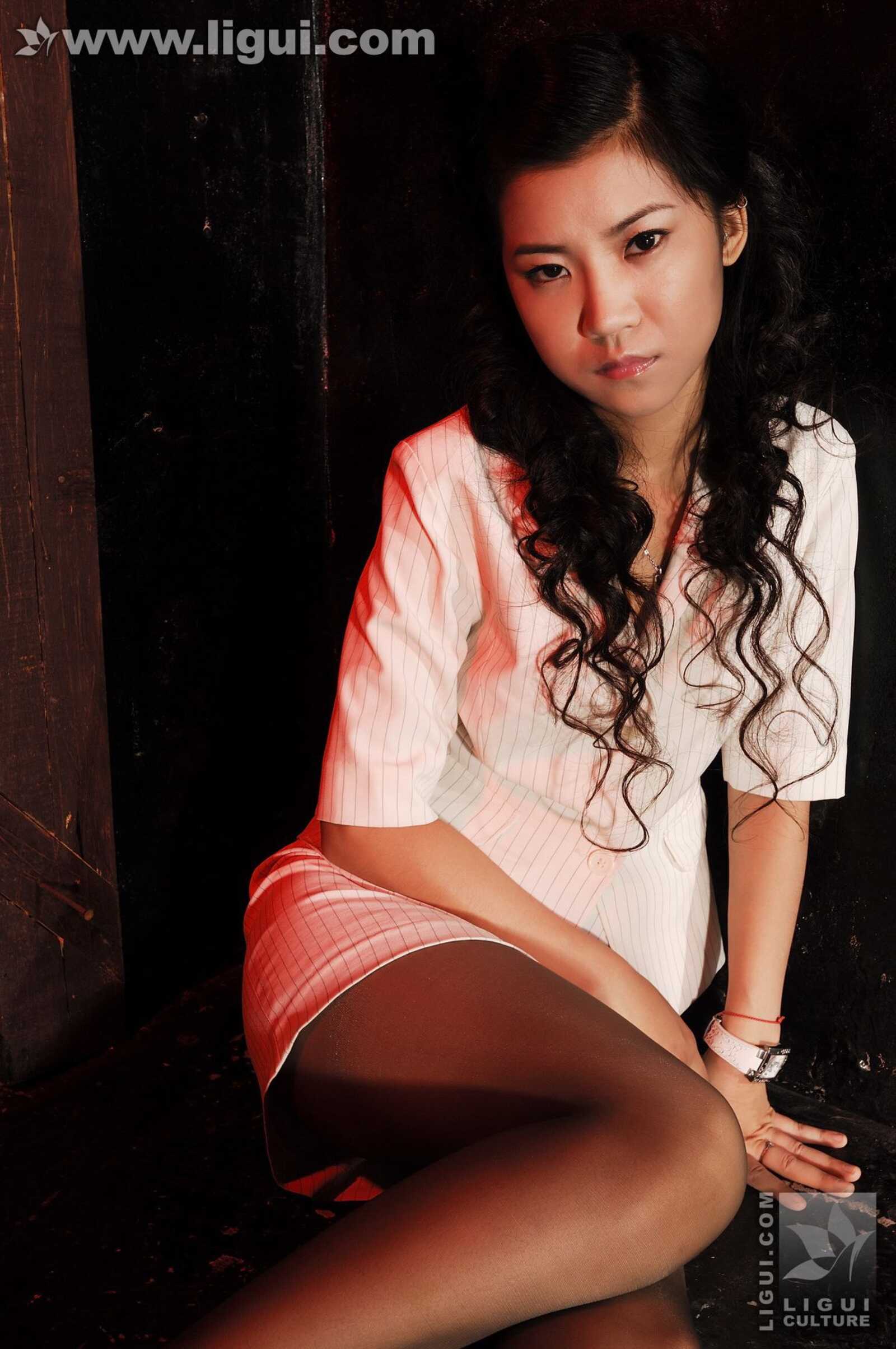 Model 卡鲁鲁《监狱麻绳吊绑制服女白领》 [丽柜美第10张