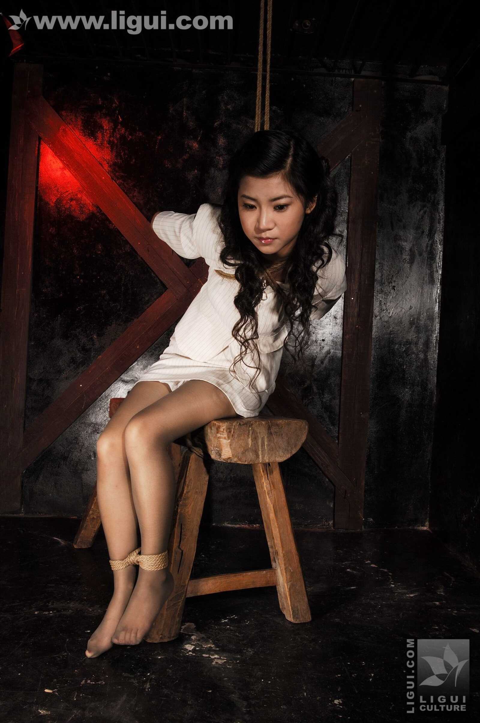 Model 卡鲁鲁《监狱麻绳吊绑制服女白领》 [丽柜美第2张
