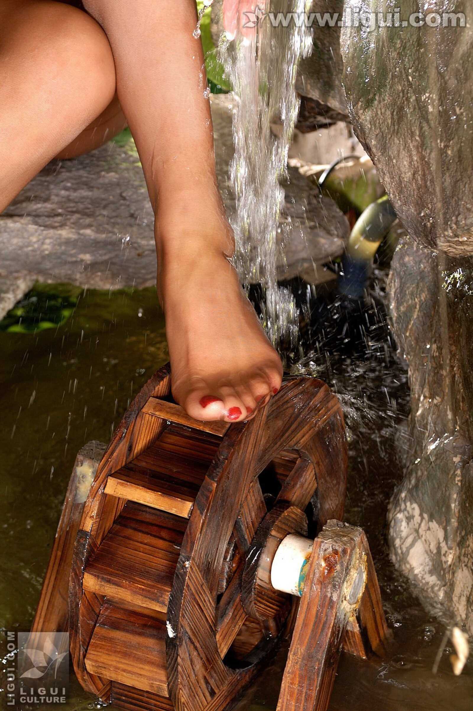 Model 默默《湿足夏娃穿丝戏水》[丽柜LiGui] 丝足写第8张