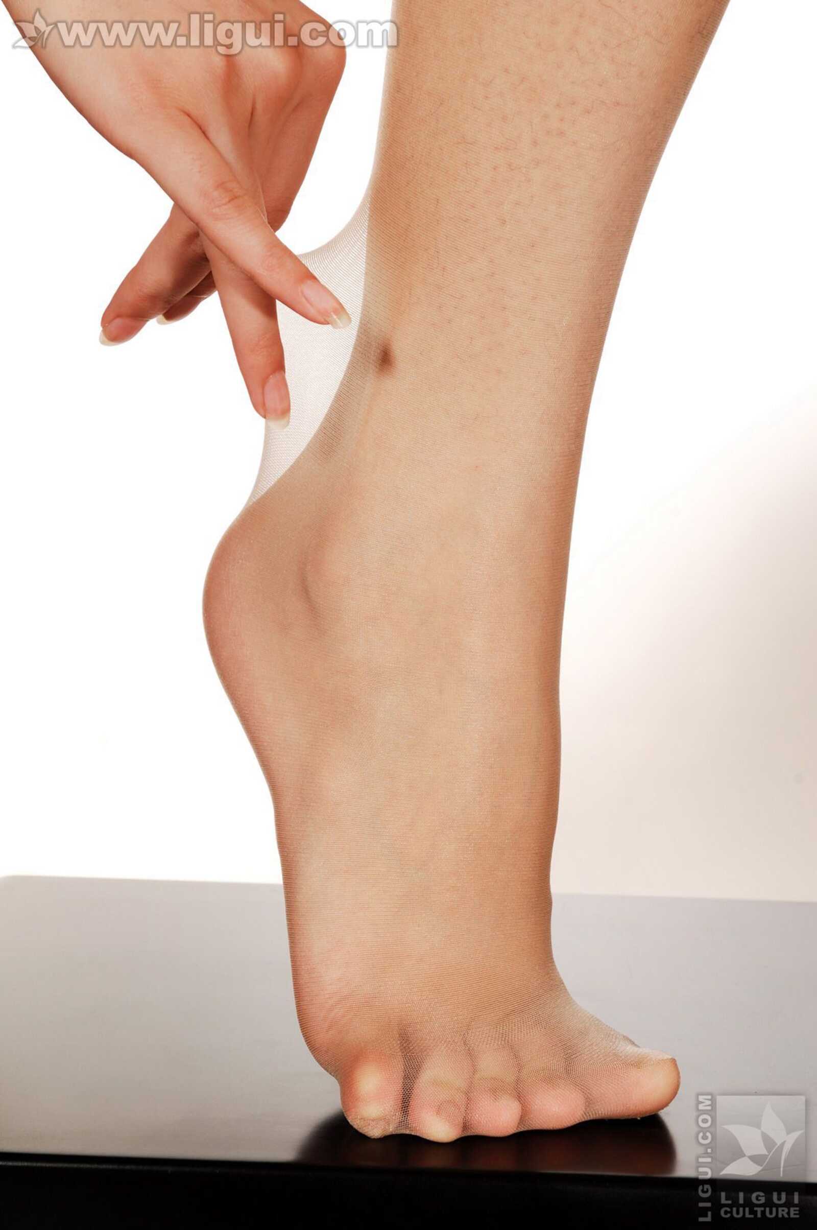 Model 左左《玉足丝袜风情万种》 [丽柜LiGui] 美腿第5张