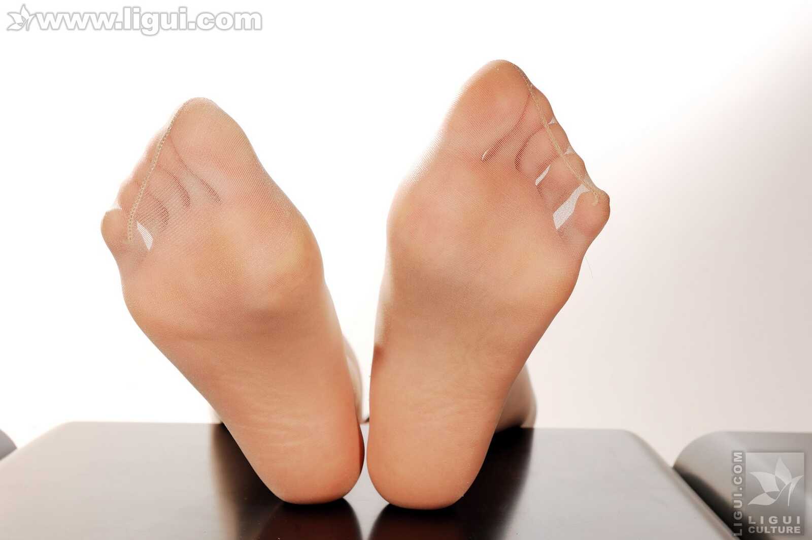 Model 左左《玉足丝袜风情万种》 [丽柜LiGui] 美腿第1张