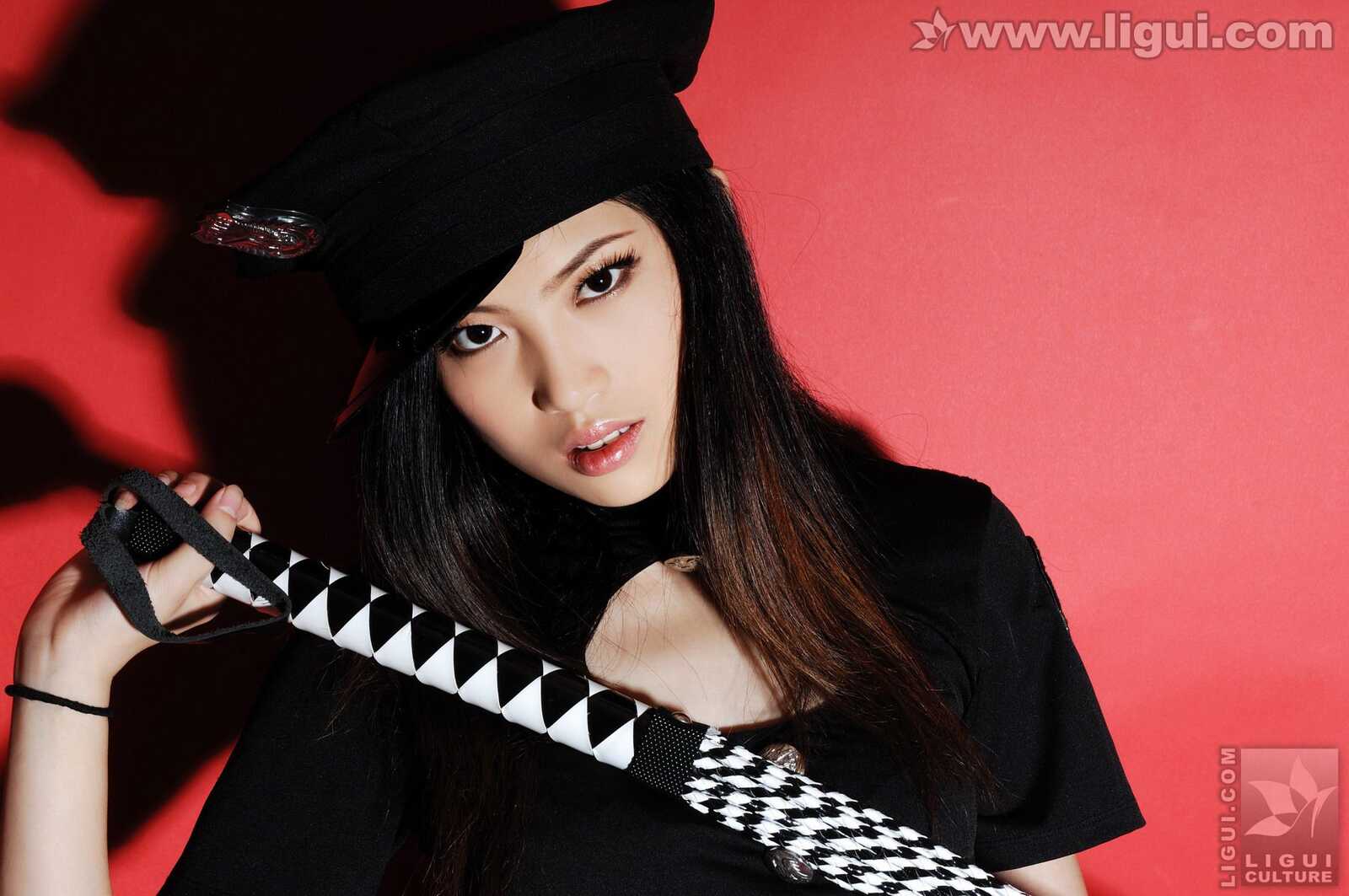 Model 左左《红色背景的性感女郎风情》 [丽柜美束第11张