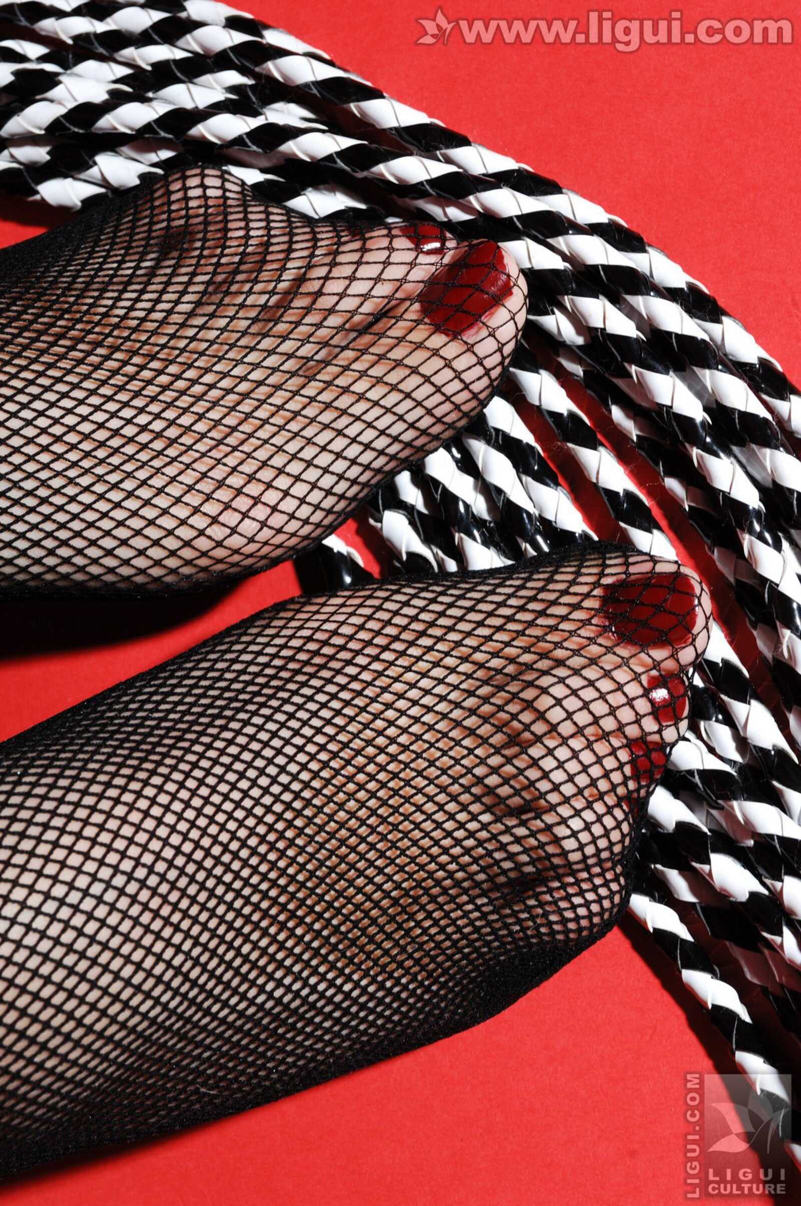 Model 左左《红色背景的性感女郎风情》 [丽柜美束第3张