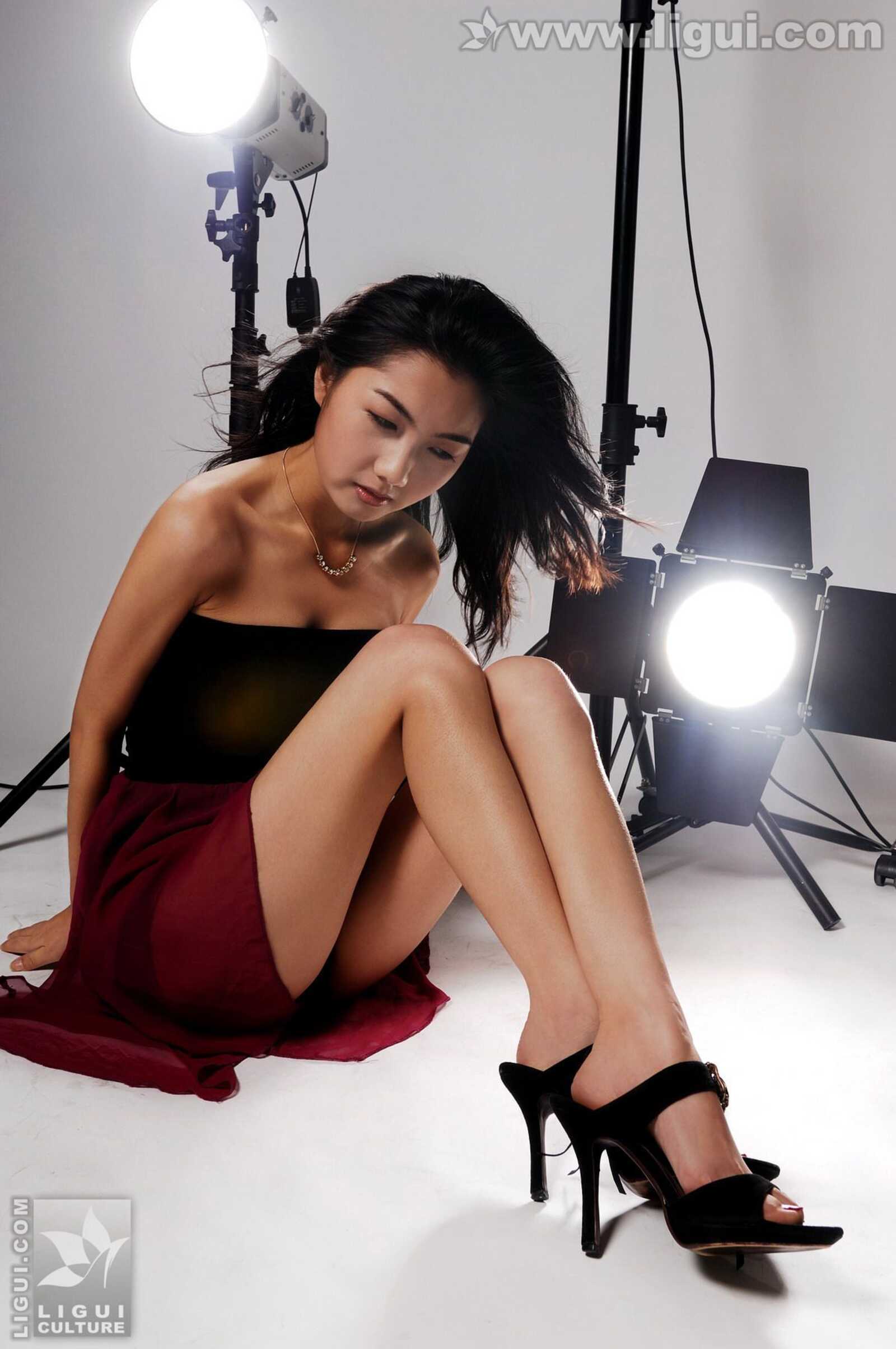 Model 丝丝《摄影棚里模特展示妖娆高跟》 [丽柜第1张