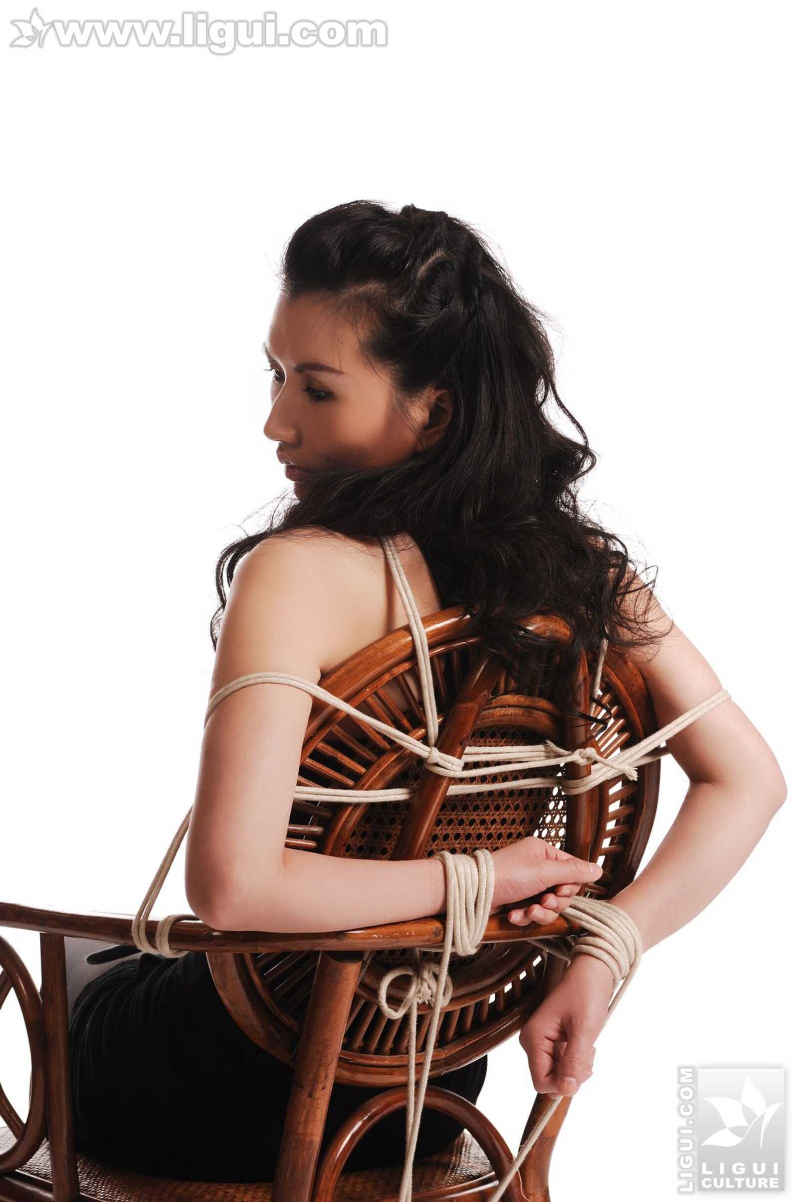 Model 尤丽《冷艳摄魂的丝袜捆绑》 [丽柜美束Li第10张