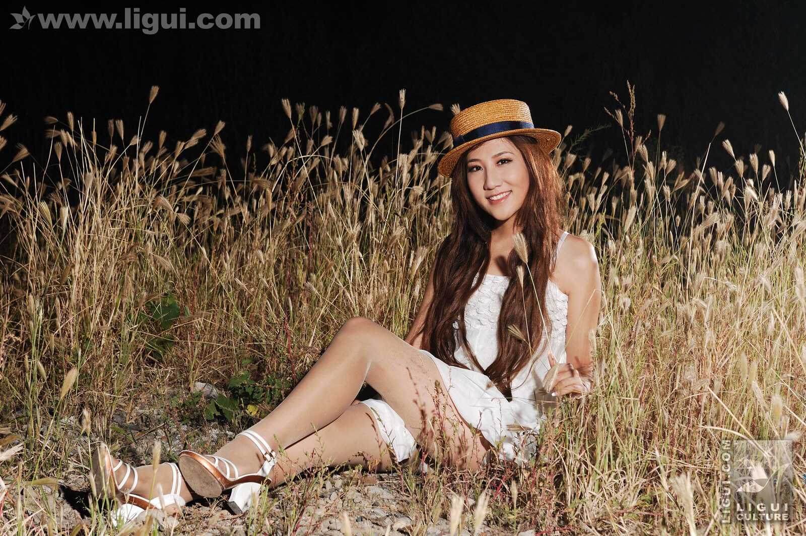 Model 李璐《荒野建筑中的丝袜经典视觉》 [丽柜第2张