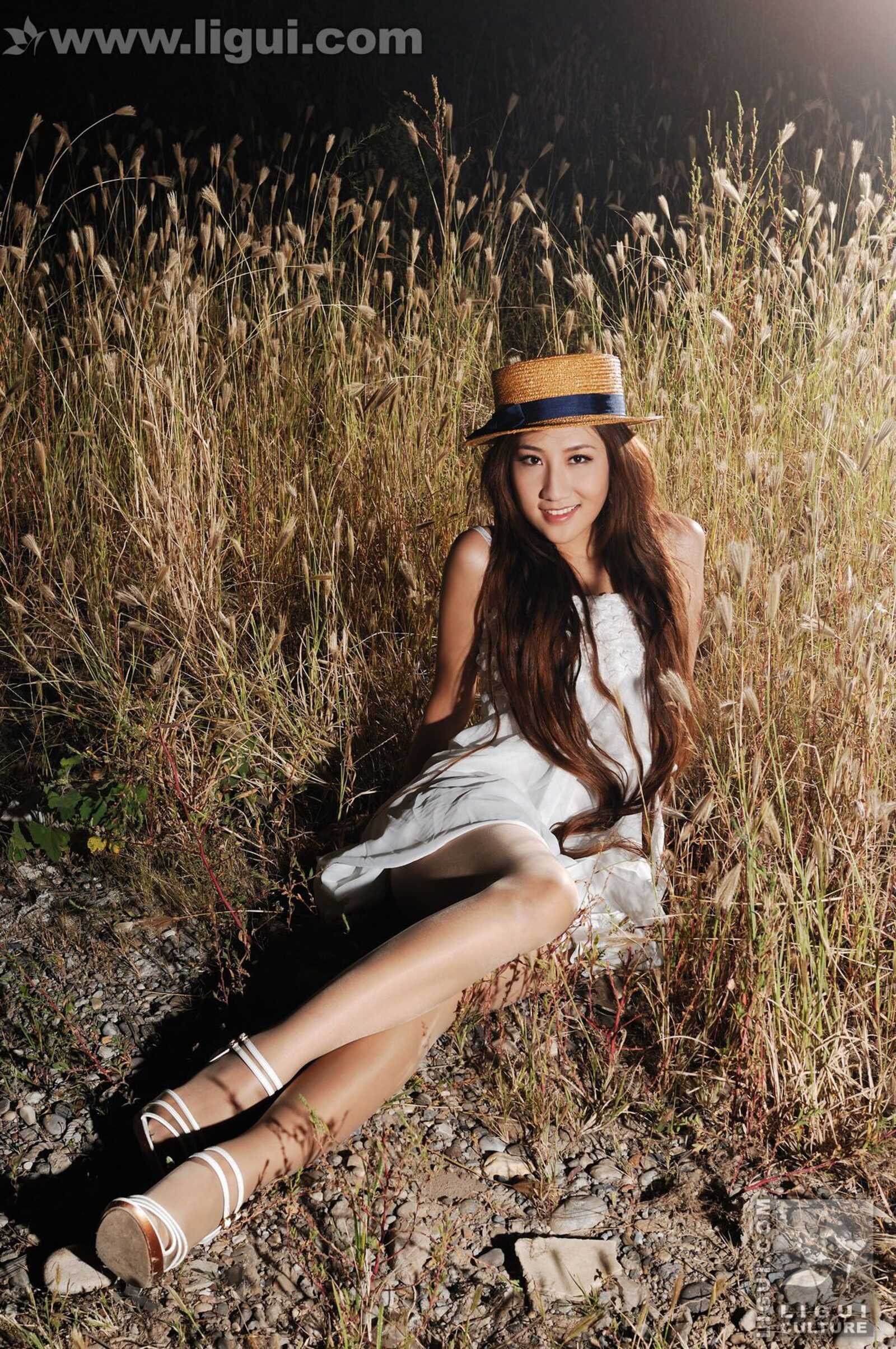 Model 李璐《荒野建筑中的丝袜经典视觉》 [丽柜第1张
