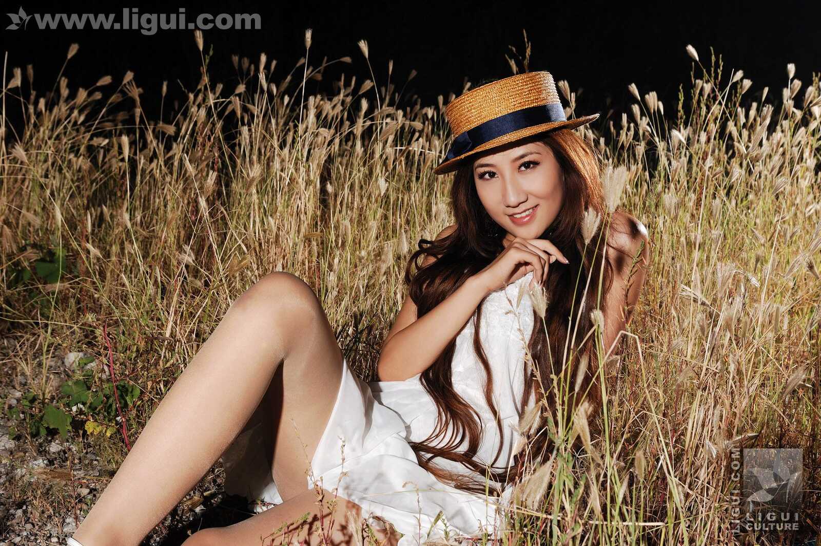 Model 李璐《荒野建筑中的丝袜经典视觉》 [丽柜第1张