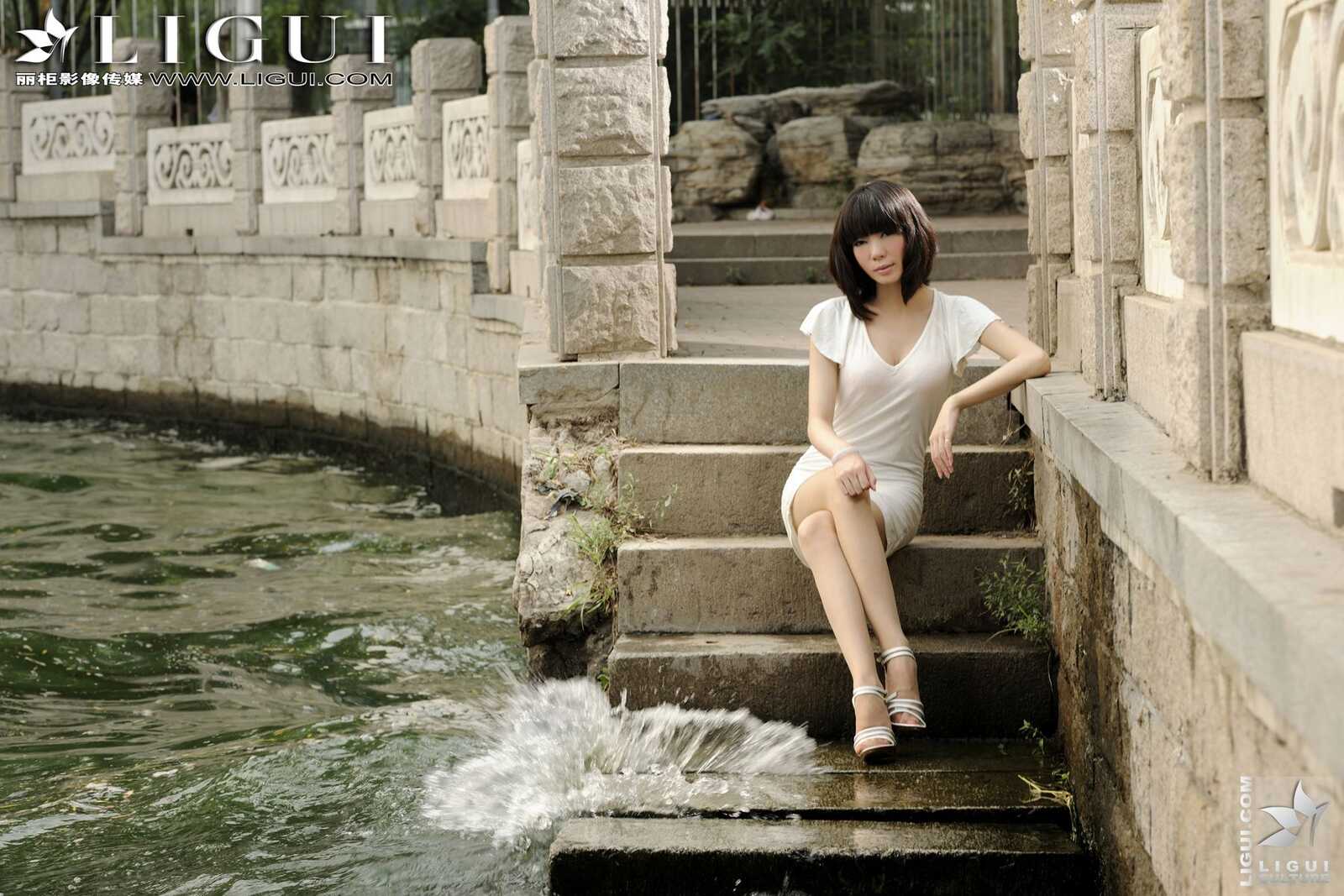 Model 乐乐《丝足戏水》 [丽柜LiGui] 美腿玉足写真第10张