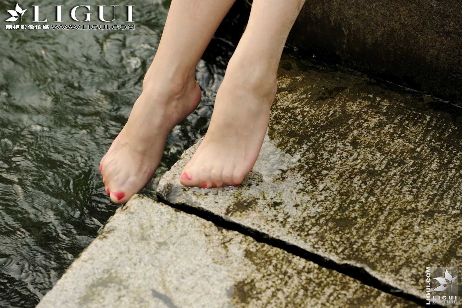 Model 乐乐《丝足戏水》 [丽柜LiGui] 美腿玉足写真第1张