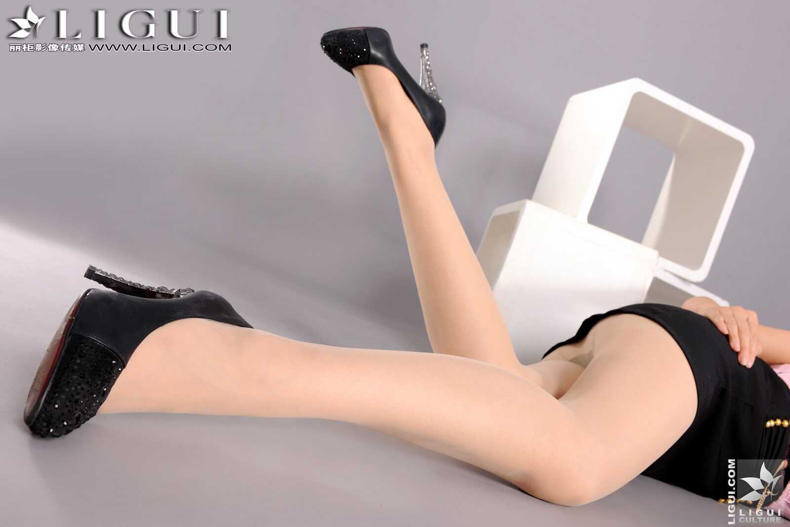 Model 怡萱《职场丽人肉丝袜美足》 [丽柜LiGui] 美第4张