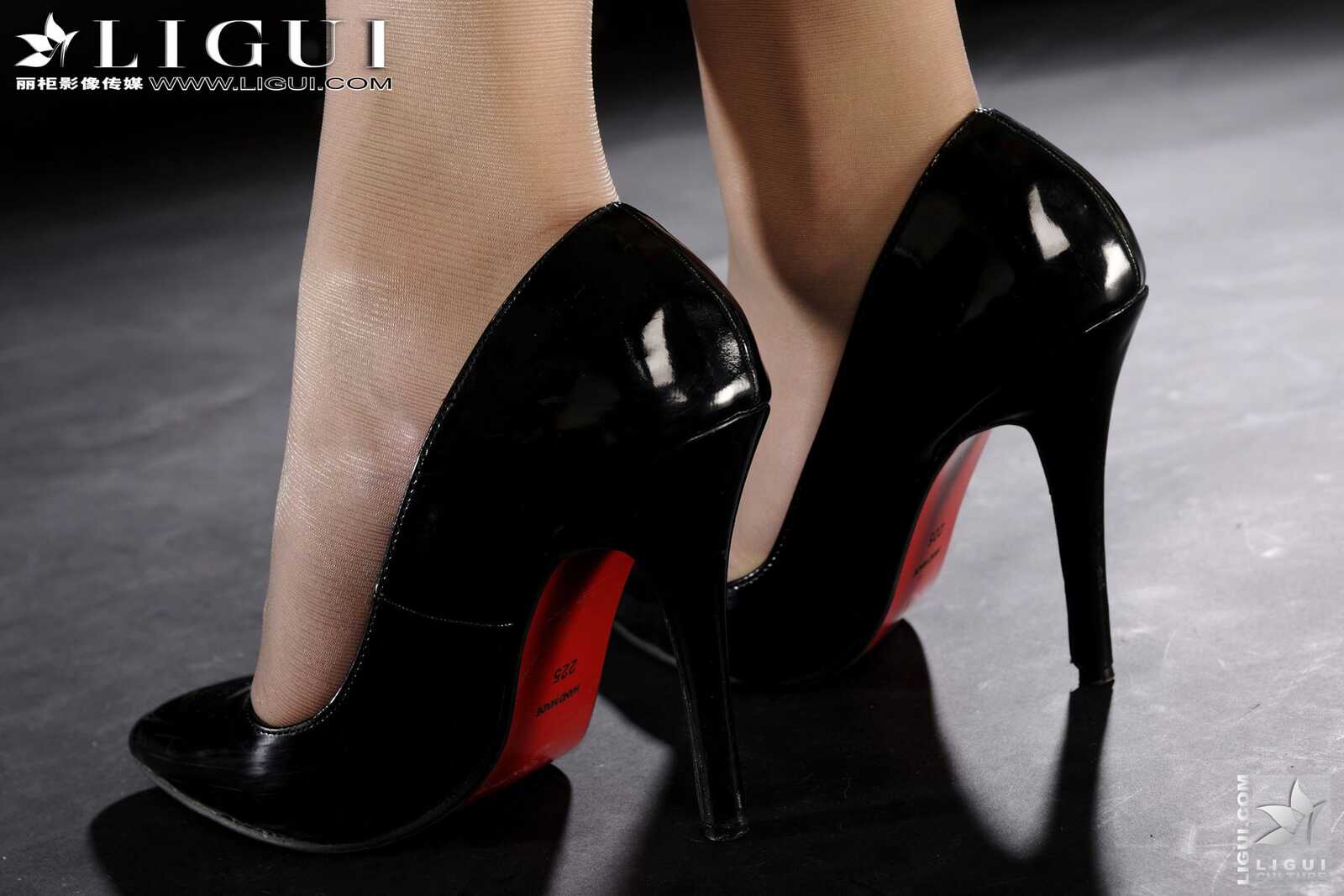 英子《俏丽女秘书》 [丽柜LiGui] Model 美腿玉足写第1张