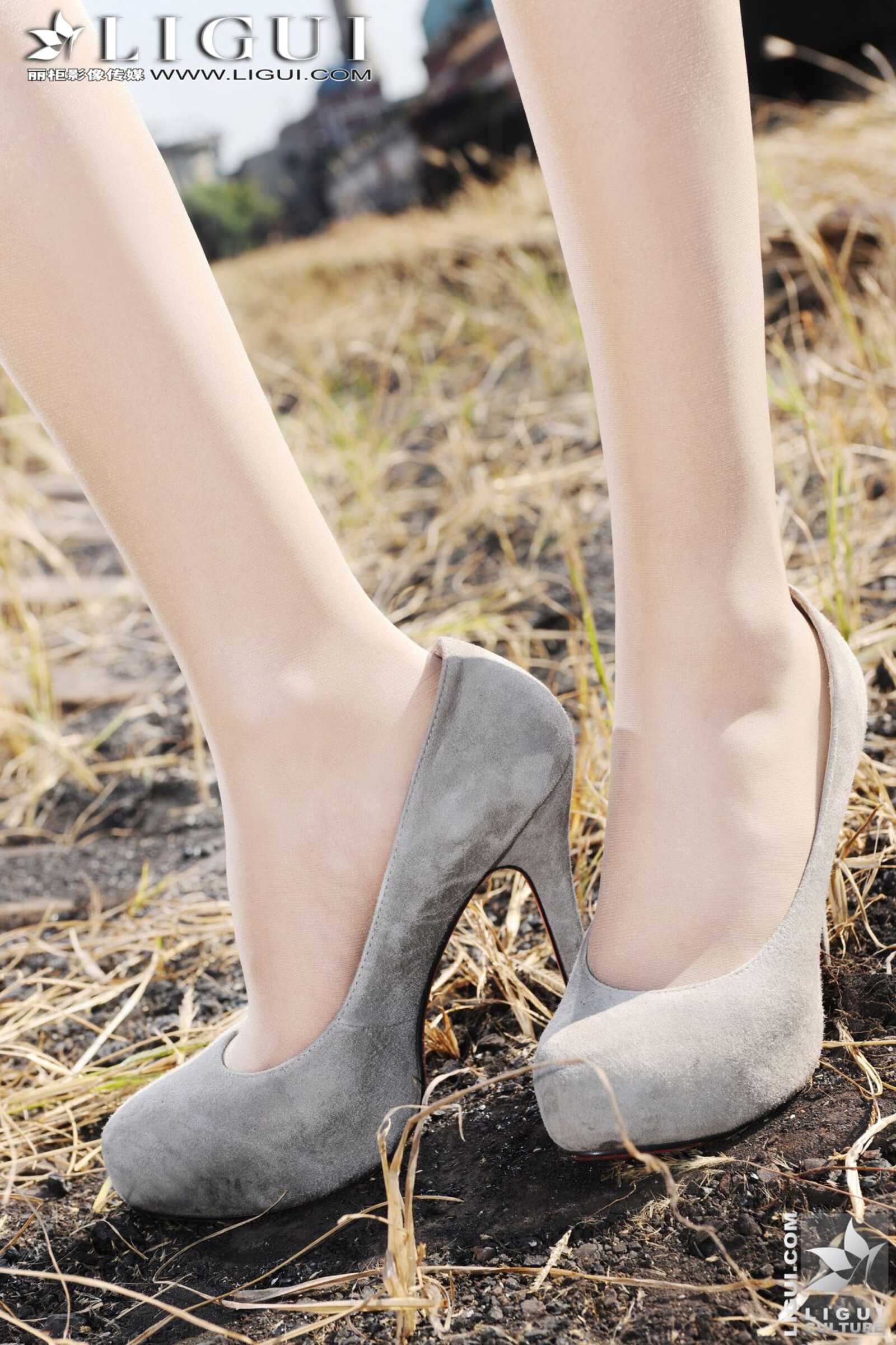 Model 文欣《小镇火车站的美腿诱惑》上下合集第18张