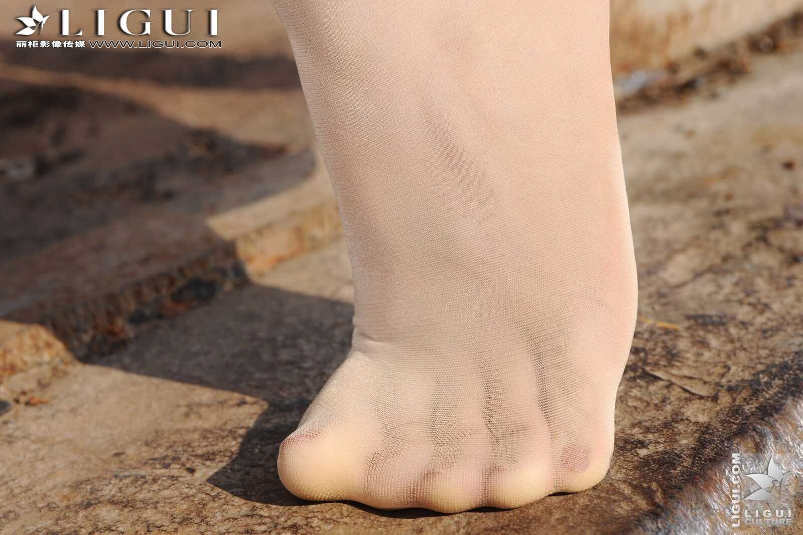 Model 文欣《小镇火车站的美腿诱惑》上下合集第2张