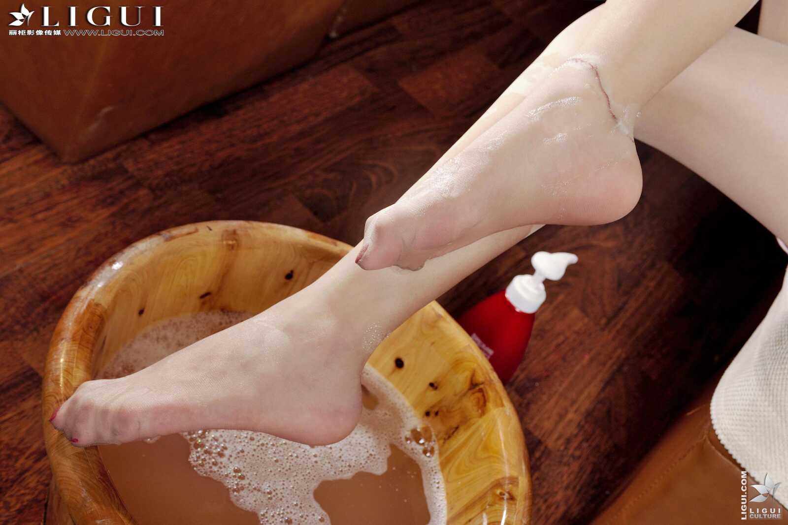 [丽柜LiGui] Model 凌凌《另类视觉》 美腿玉足写真第1张