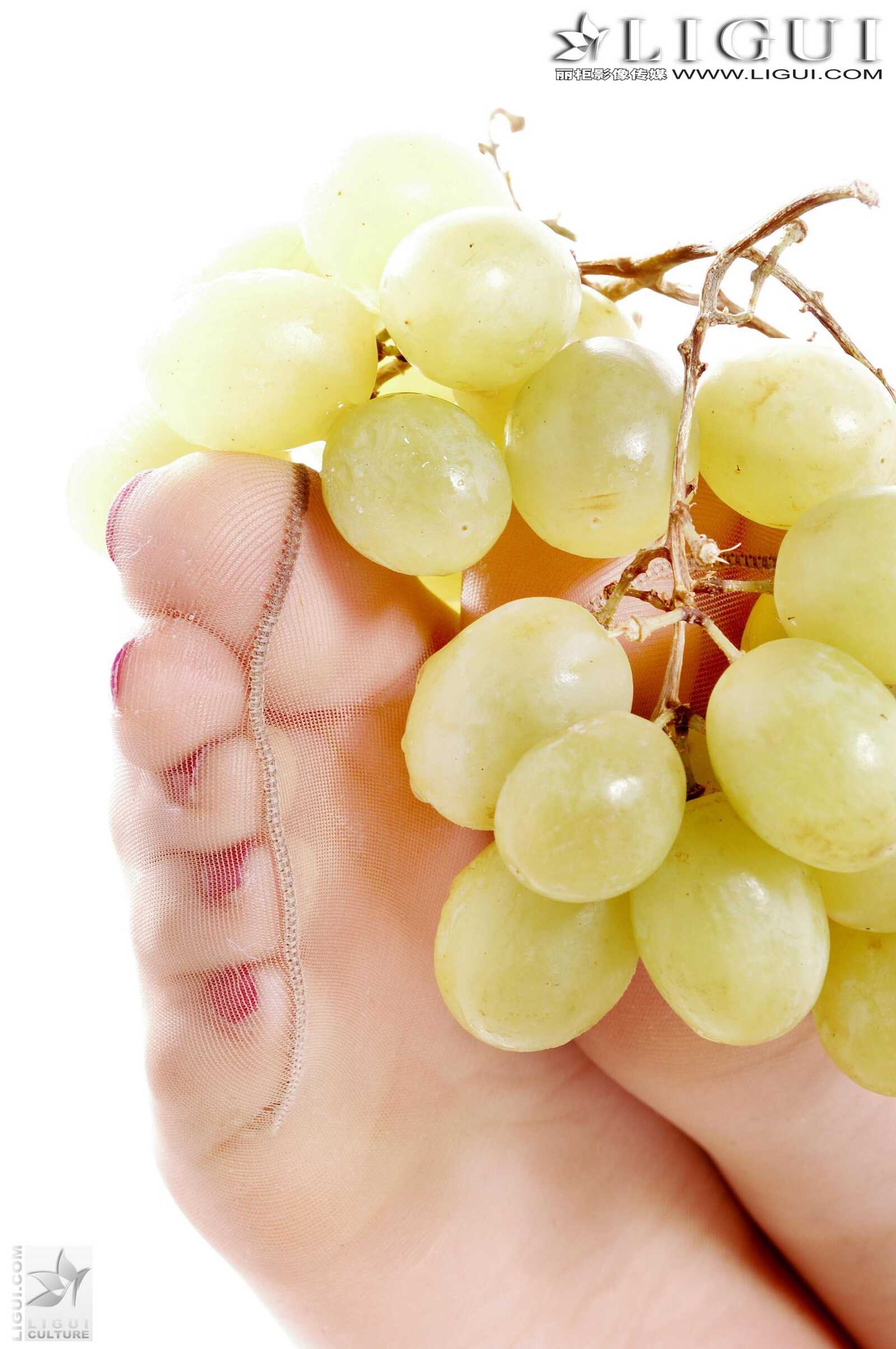 Model 雯雯《水果玉足》 [丽柜LiGui] 美足写真图片第4张