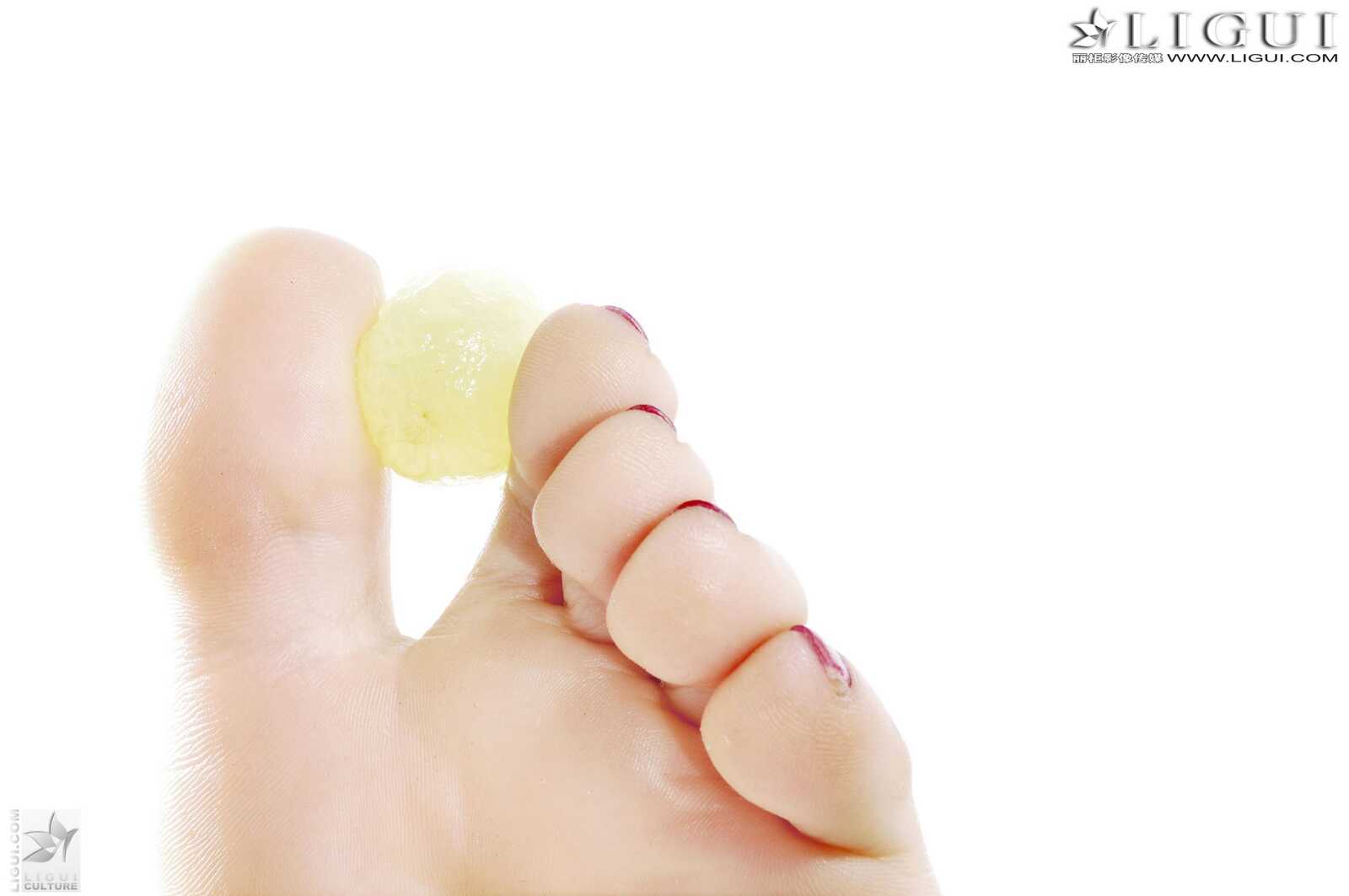 Model 雯雯《水果玉足》 [丽柜LiGui] 美足写真图片第3张