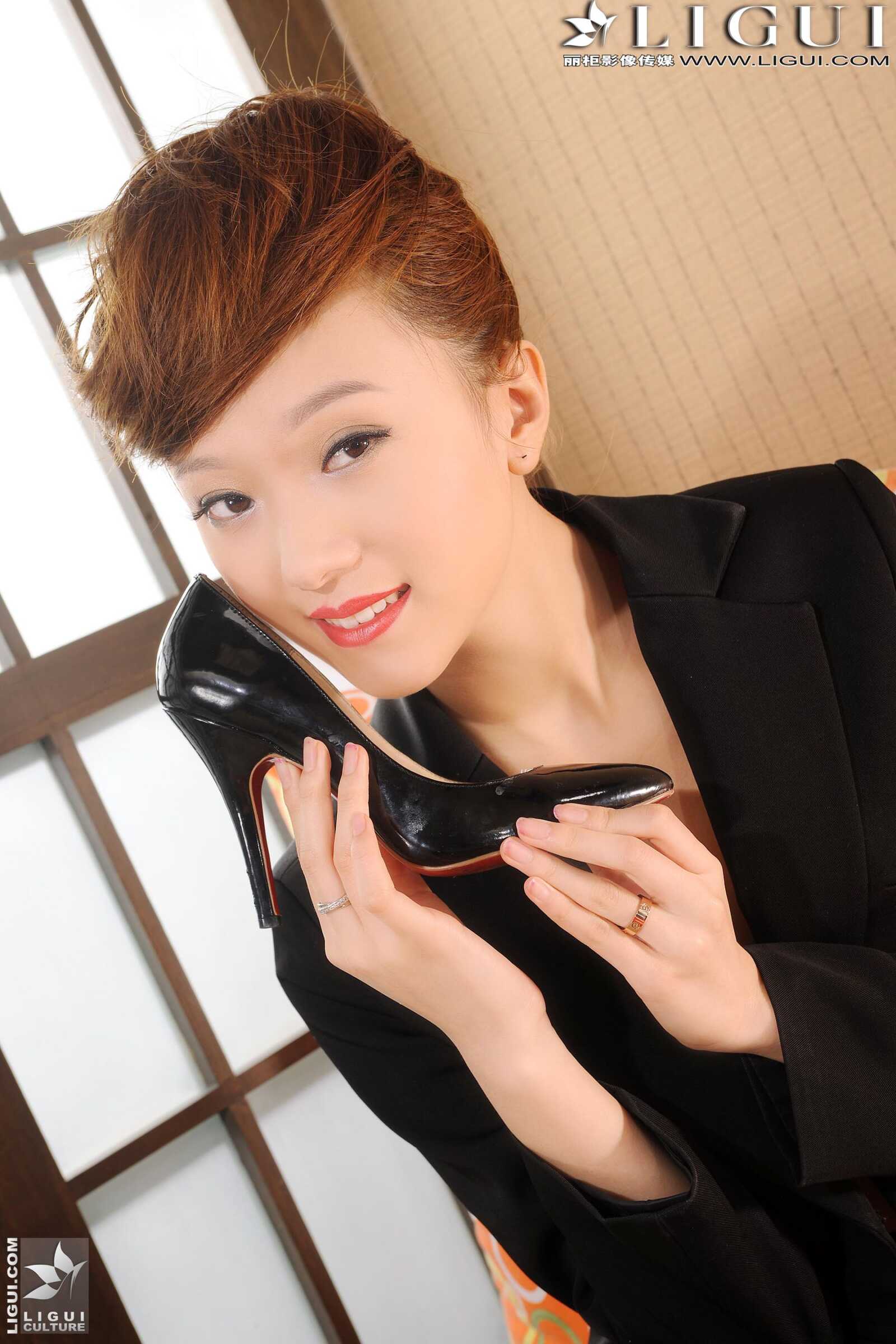 Model 桃子《OL肉丝袜美腿美足》 上下合集 [丽柜第3张