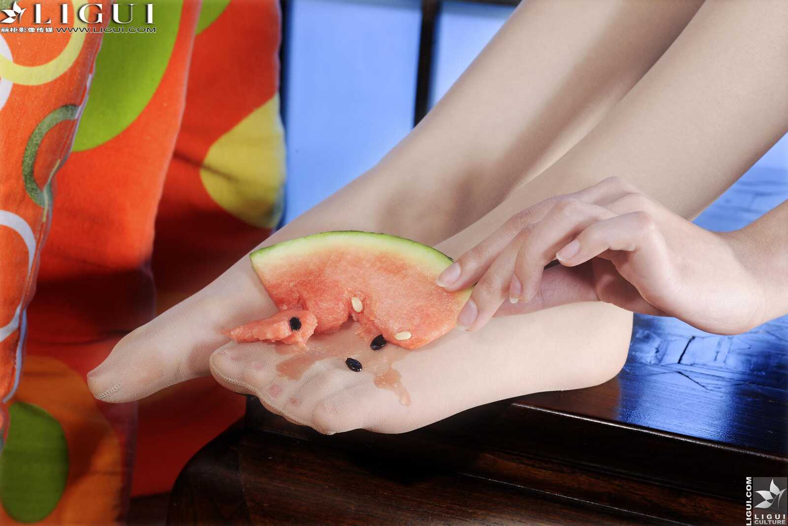 Model 文欣《和服睡衣水果丝足》 [丽柜LiGui] 美腿第9张