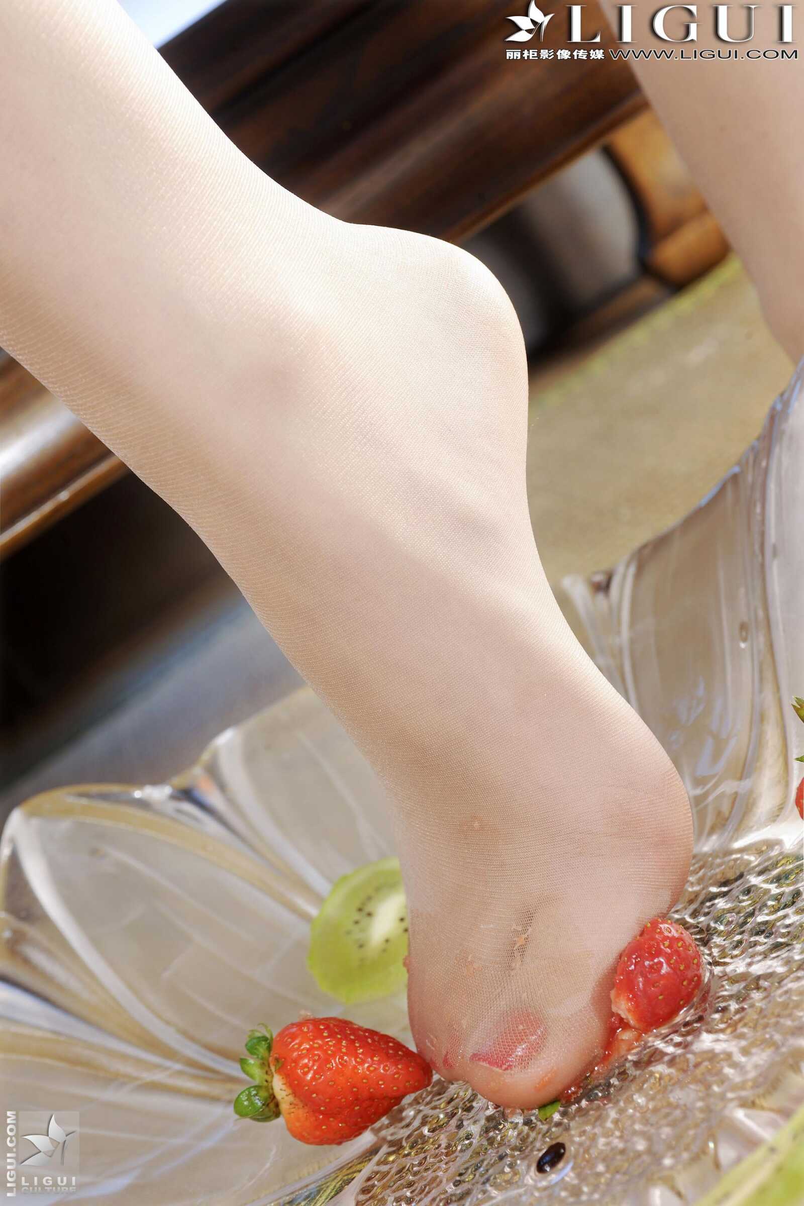 Model 文欣《和服睡衣水果丝足》 [丽柜LiGui] 美腿第2张