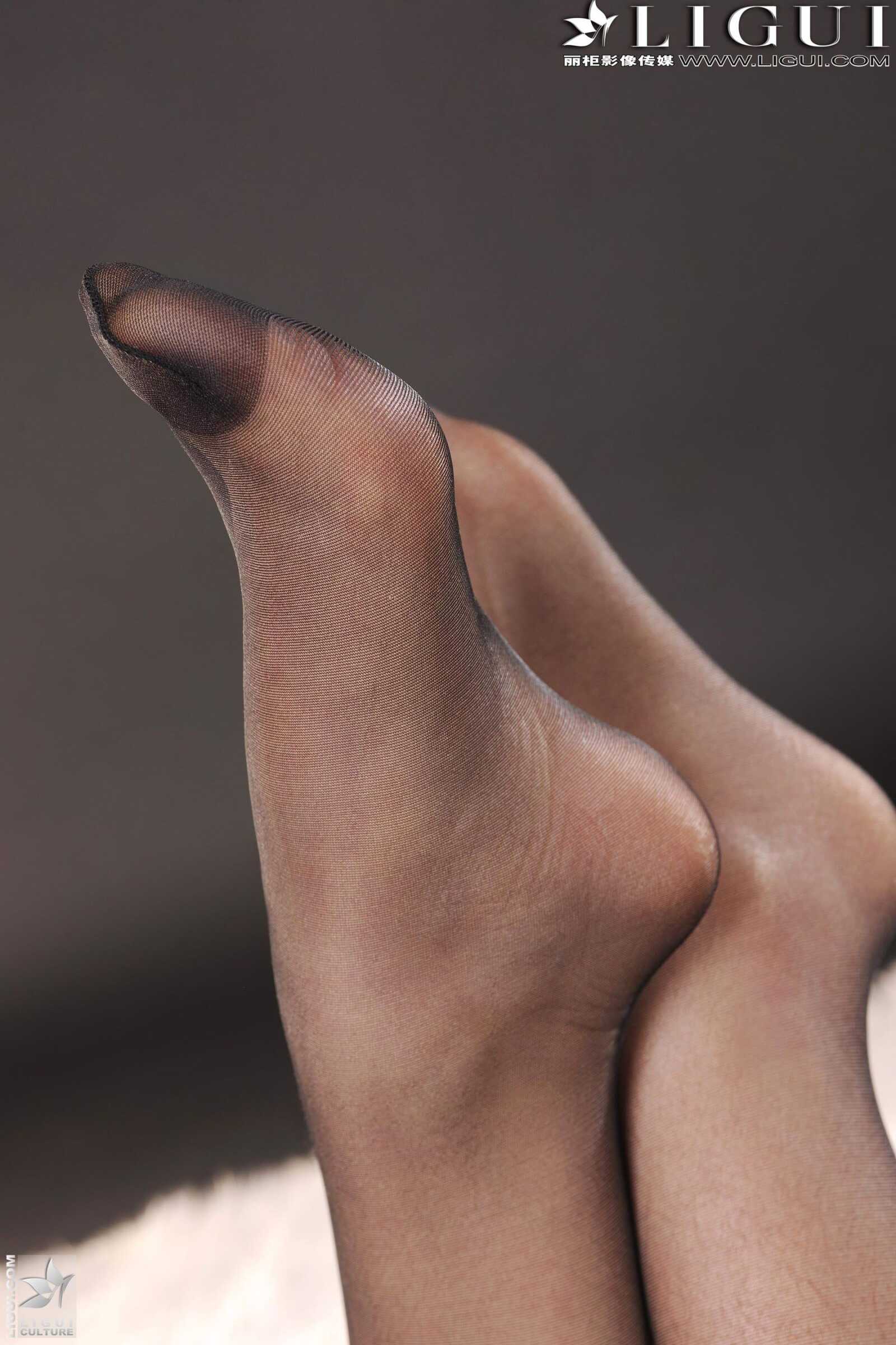 [丽柜LiGui] Model 允儿《黑丝OL职业装》 美腿玉足写第6张
