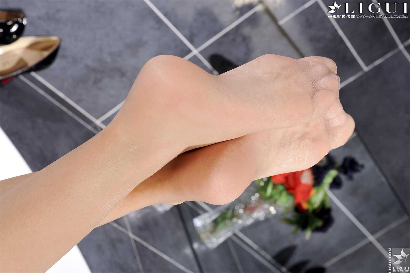 [丽柜LiGui] Model 文欣《浴室浴巾裹胸湿身》 美腿第9张