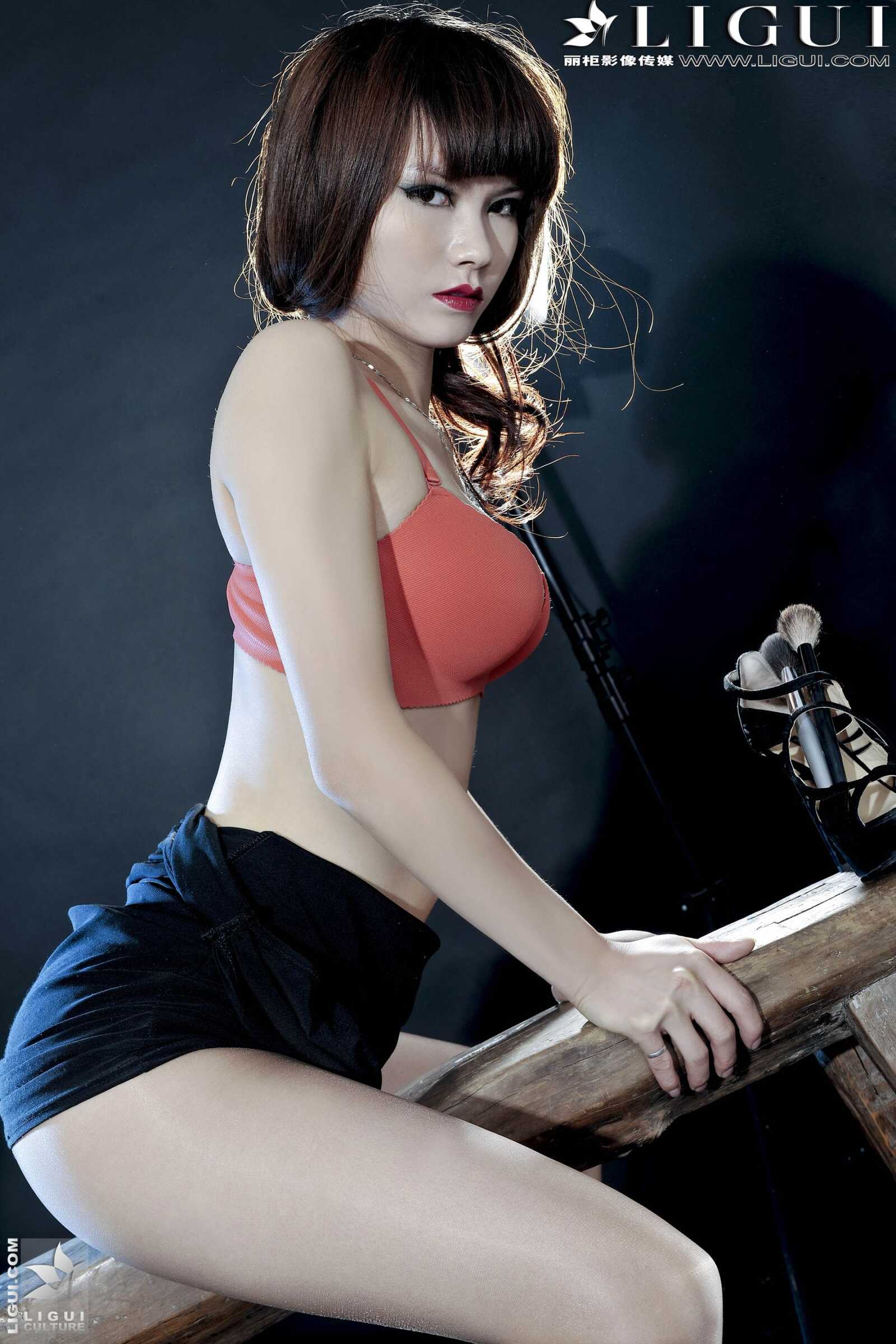 Model 晴晴《极品高跟女郎丝足魅惑》上下全集第2张