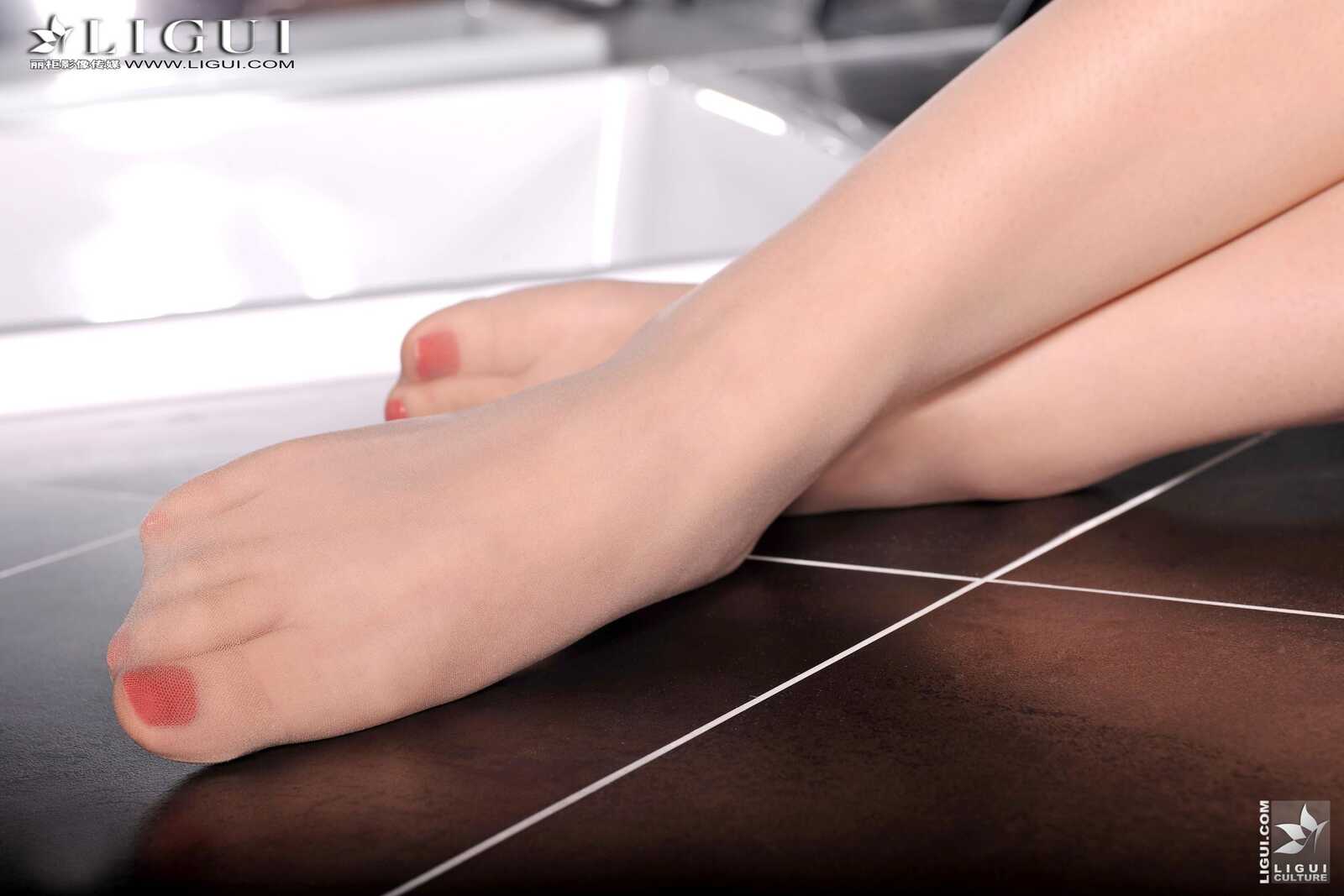 Model 允儿《白衬衫高跟女郎》 [丽柜贵足] 美腿丝第5张