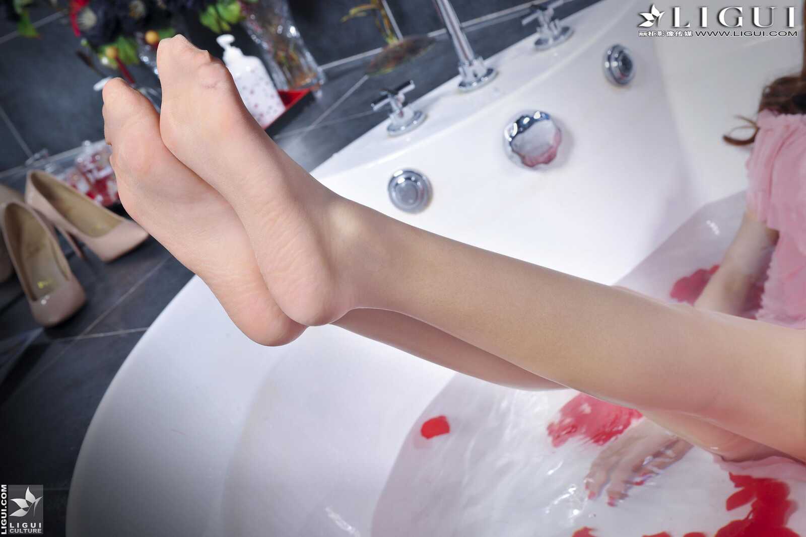 Model 小杨幂《浴室湿足》上下全集 [丽柜贵足] 美第3张