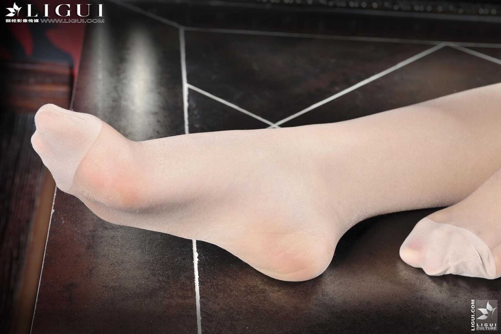 Model 小杨幂《OL高跟丝足》上下全集 [丽柜贵足第8张