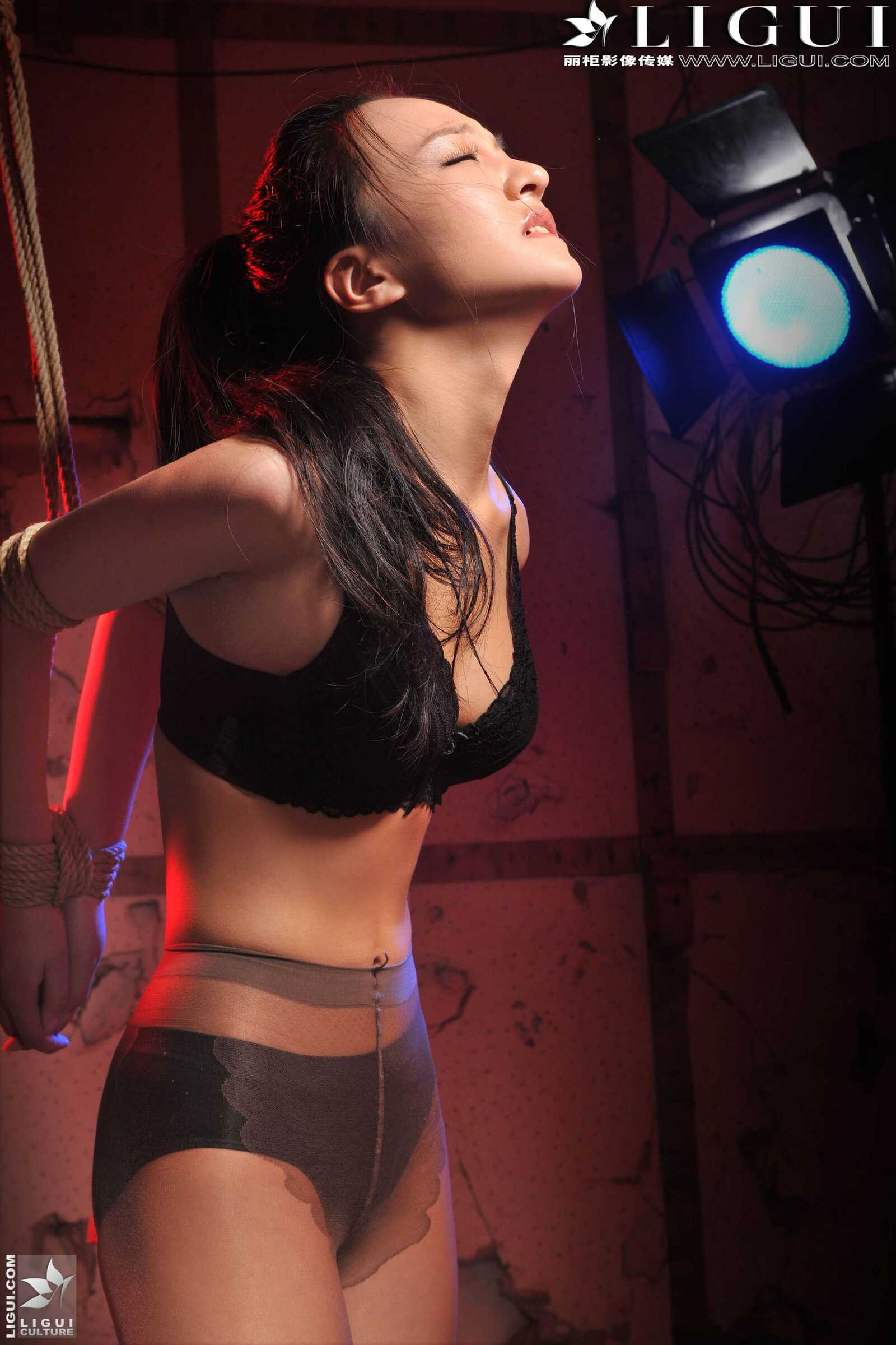 Model Amily《肉丝袜高跟美足捆绑绳艺》上中下全集第10张