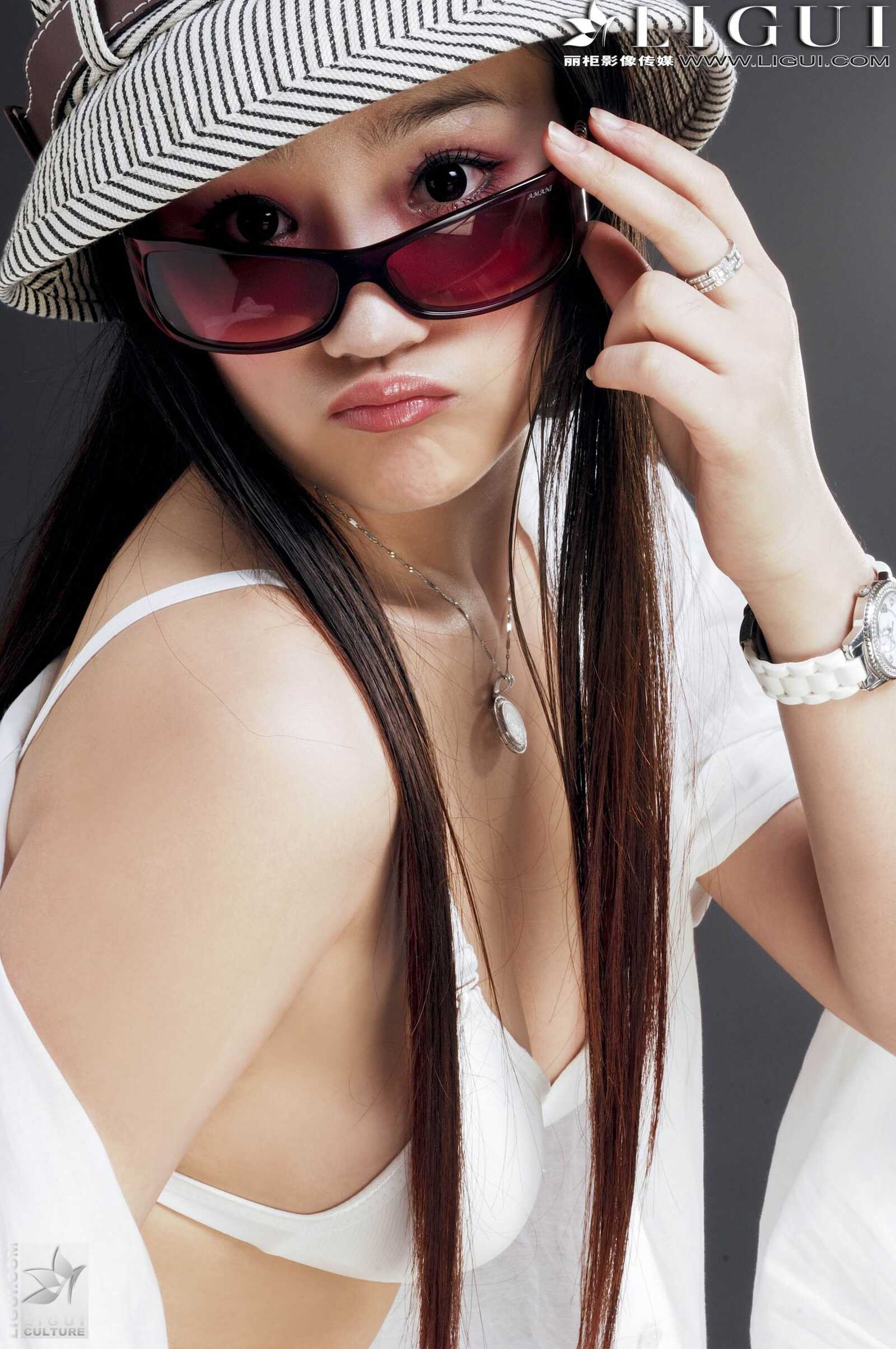 Model 张静研《白衬衫时尚白丝女郎》[丽柜贵足第6张