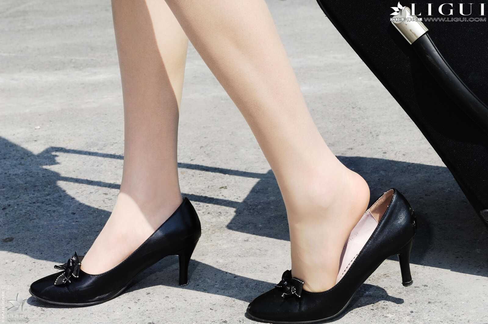 Model 婷婷《空姐系列》 [丽柜LiGui] 美腿丝足写真第3张