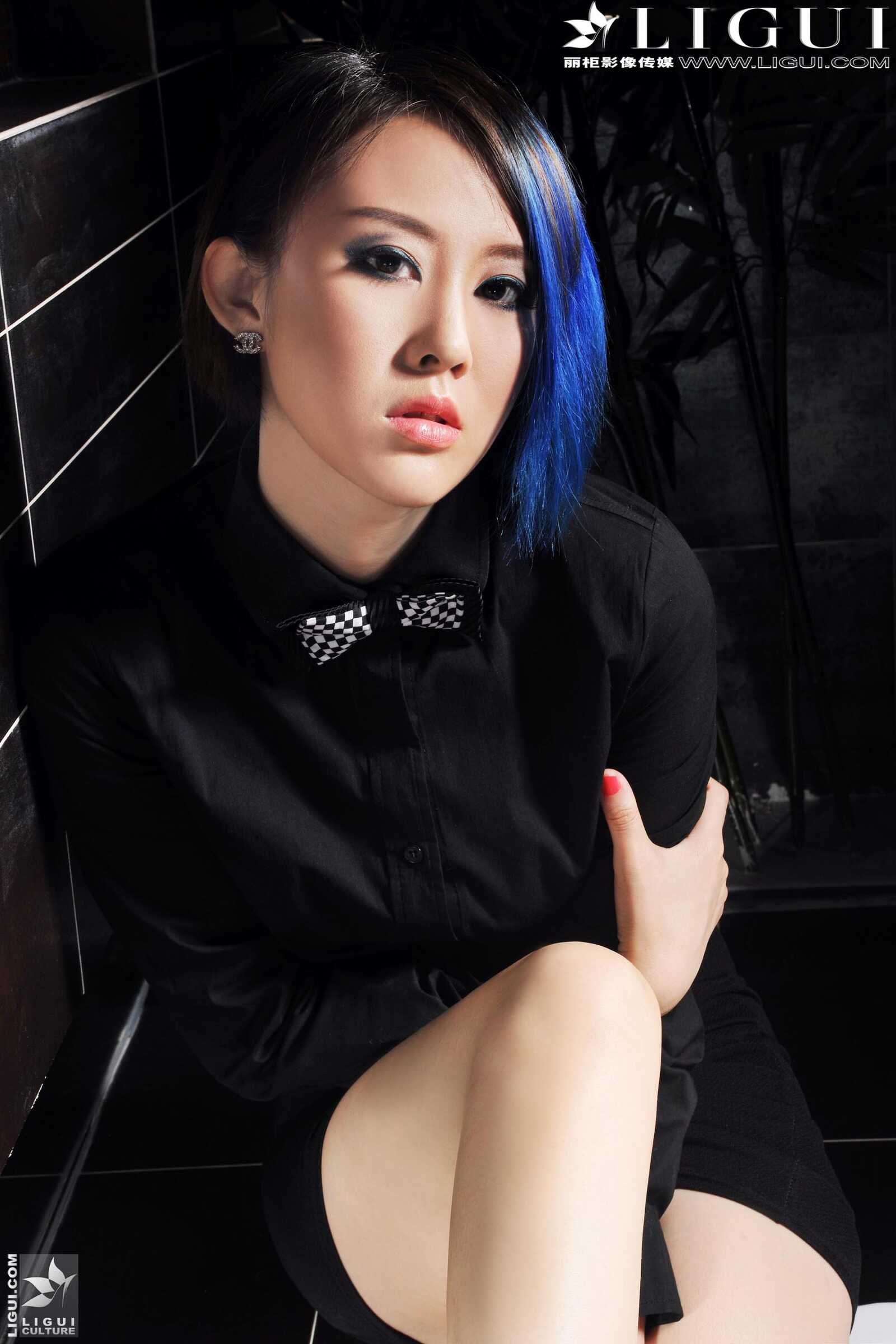 Model 菲菲《帅气蓝发女郎》 [丽柜贵足LiGui] 美腿第1张