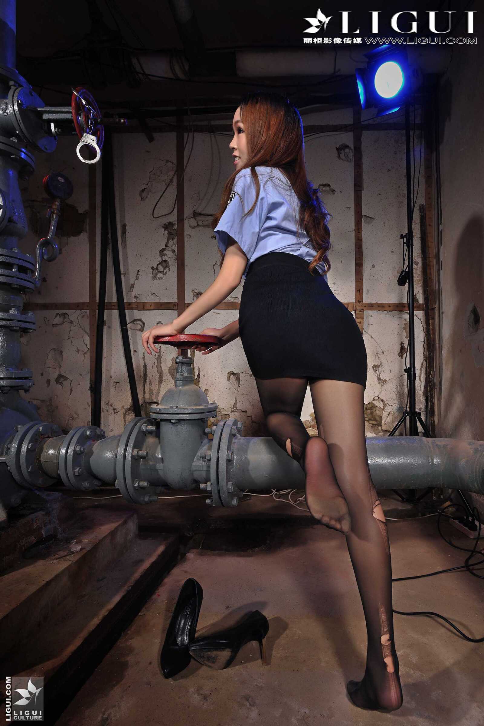 Model 薇薇《黑丝镣铐女警》 [丽柜贵足LiGui] 美腿第10张