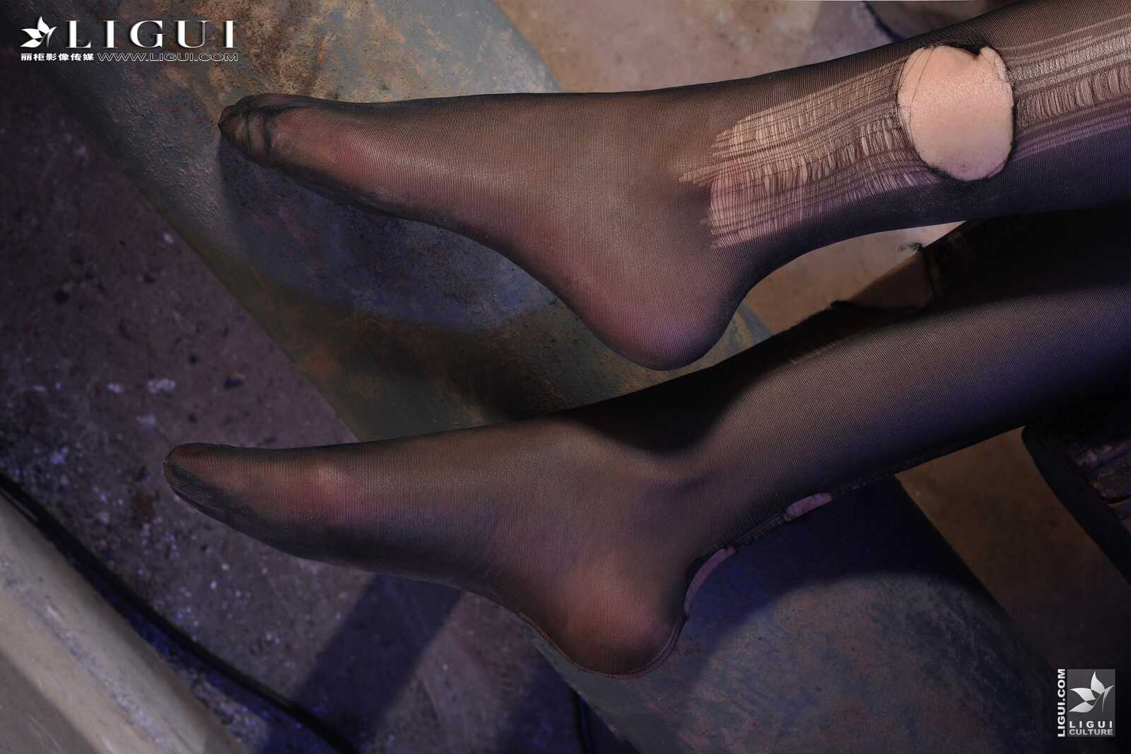 Model 薇薇《黑丝镣铐女警》 [丽柜贵足LiGui] 美腿第1张