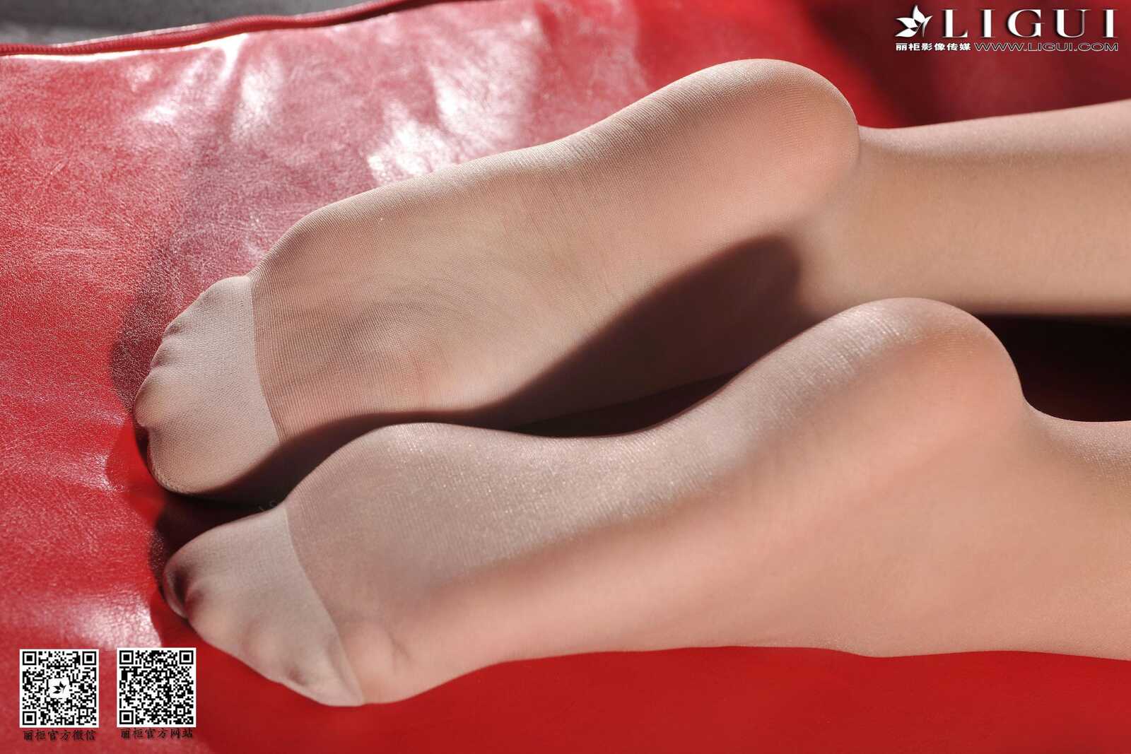 Model 小杨幂《超短裙高跟肉丝袜美足》[丽柜贵足第4张