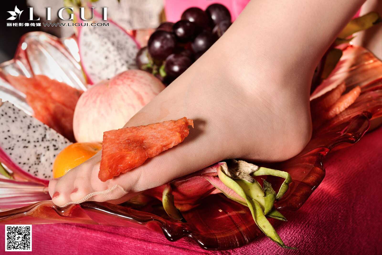 Model 允儿《OL美女居家水果丝足》上下全集 [丽柜第11张