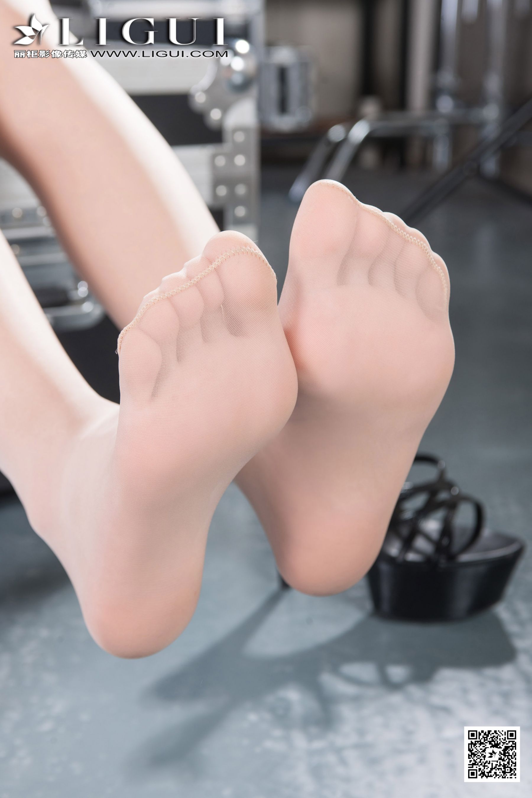 文欣《超短热裤女郎》 [丽柜] 美腿丝足写真集第1张