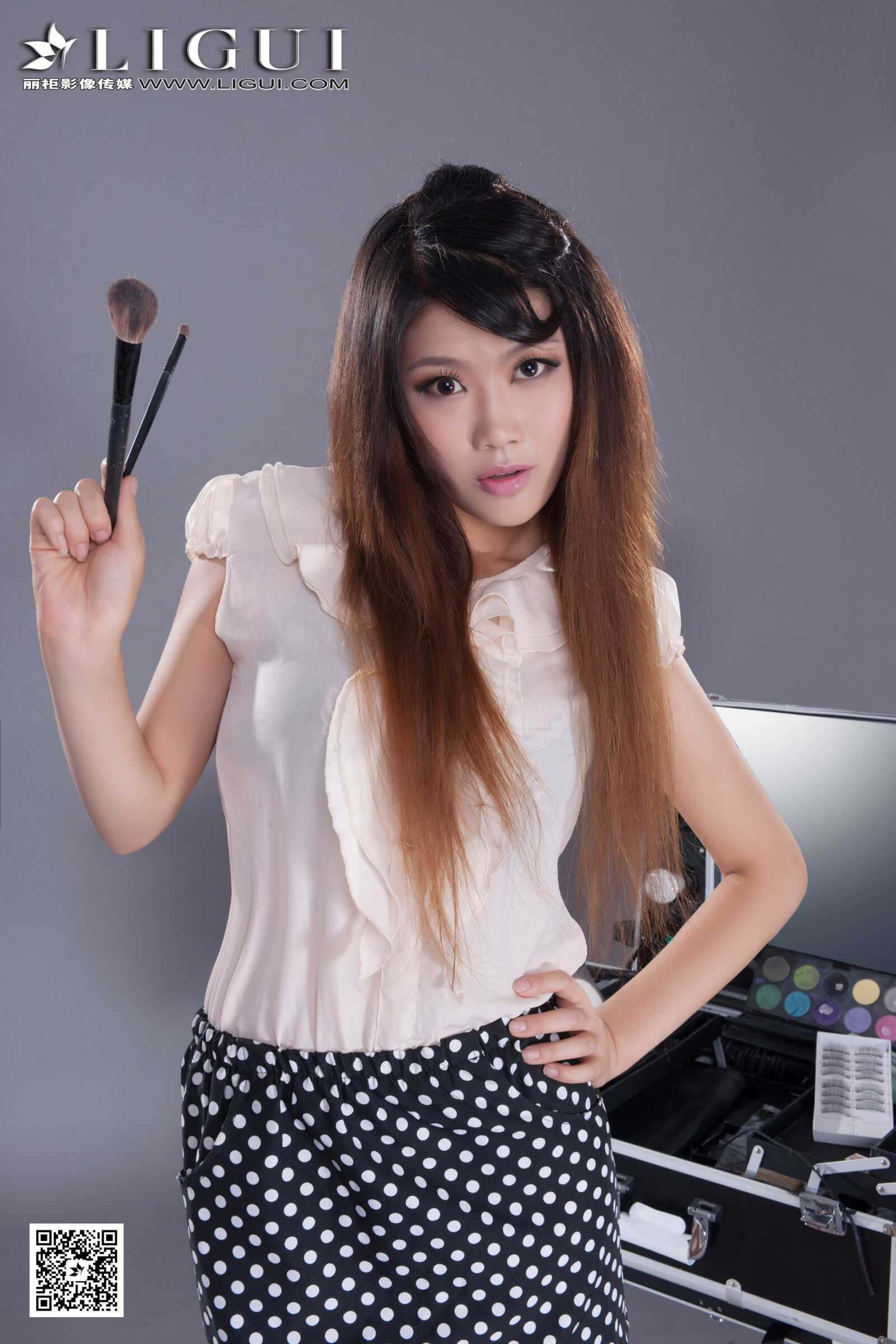 [丽柜LiGui] Model 怡萱《时尚丽人丝足高跟》美腿玉第14张