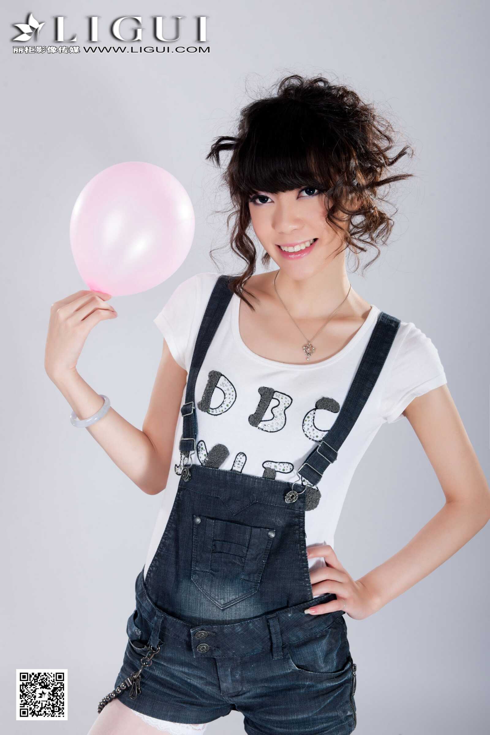 Model 乐乐《可爱吊带牛仔+白丝高跟》上中下全集第18张