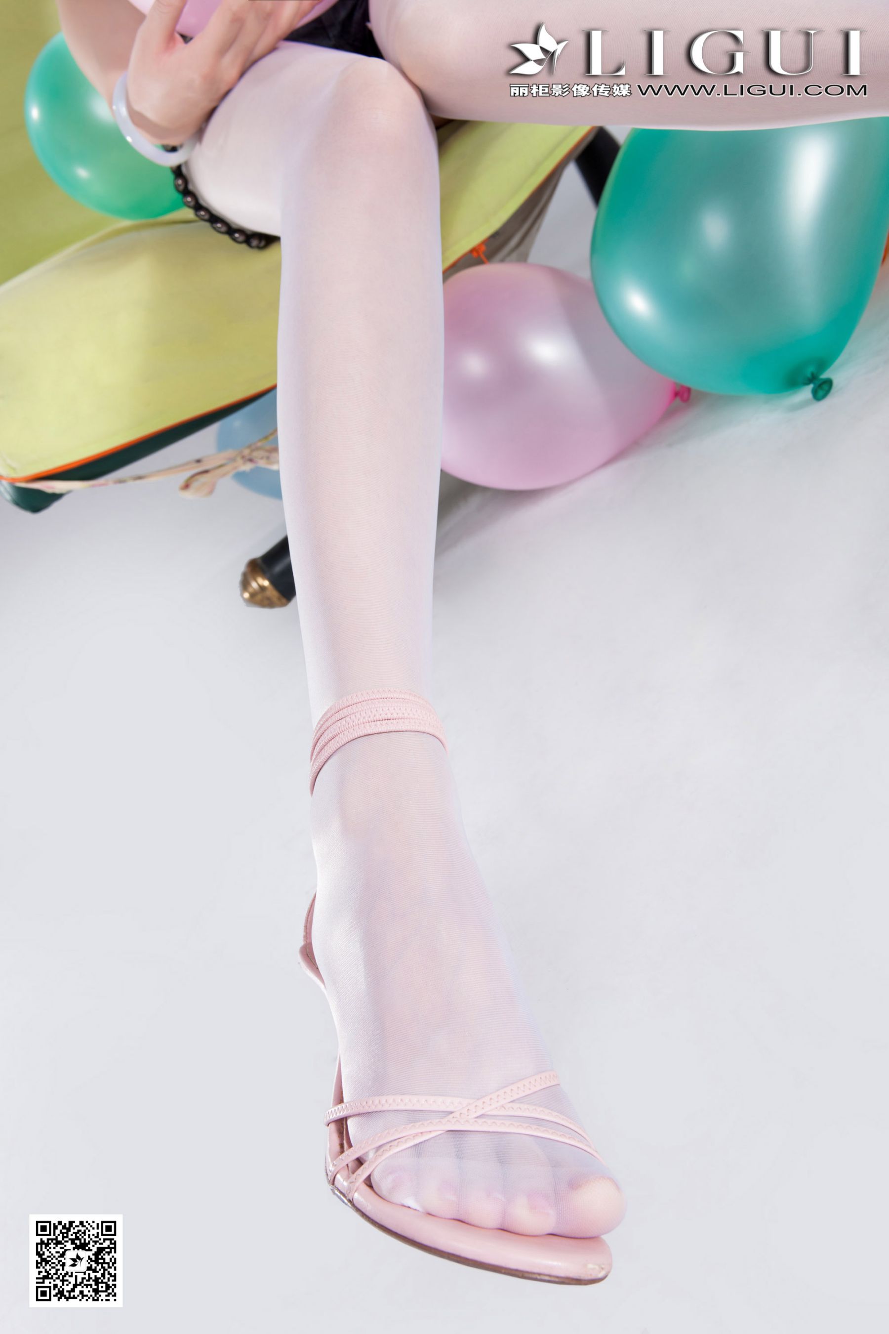 Model 乐乐《可爱吊带牛仔+白丝高跟》上中下全集第13张