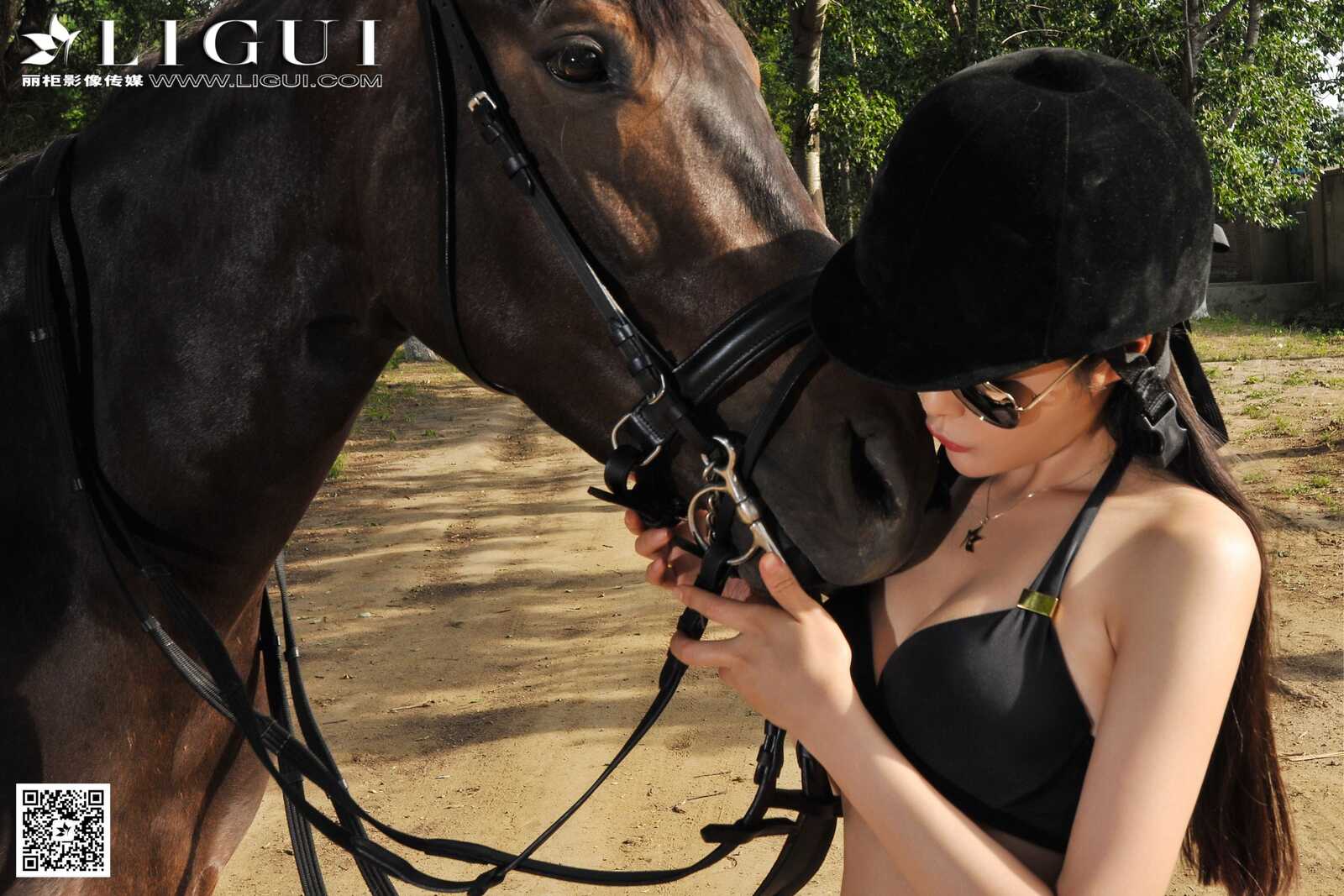 Model Kitty《比基尼女郎丝足外拍》上下全集 [丽柜第4张