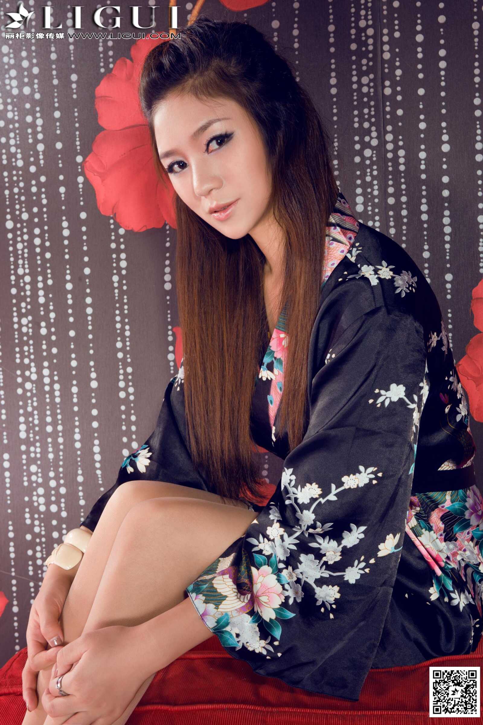[丽柜LiGui] Model 英子《沙发上的和服丝足高跟》美第11张