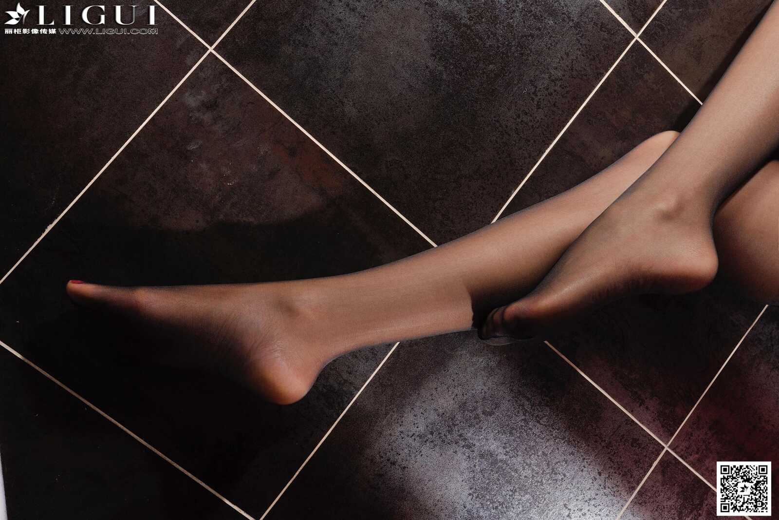 [丽柜LiGui] Model 微微《灰丝高跟小秘丝足》美腿玉第1张