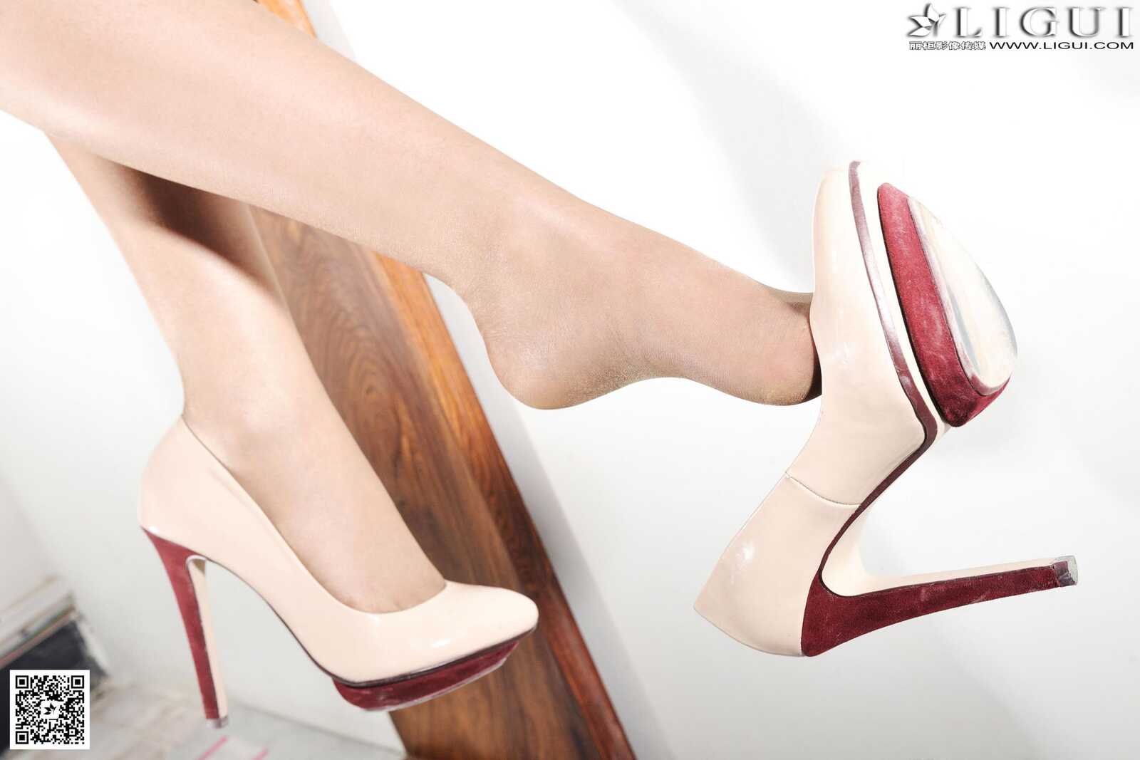 Model 可馨《木桌上的肉丝袜美足》上下全集 [丽柜第14张