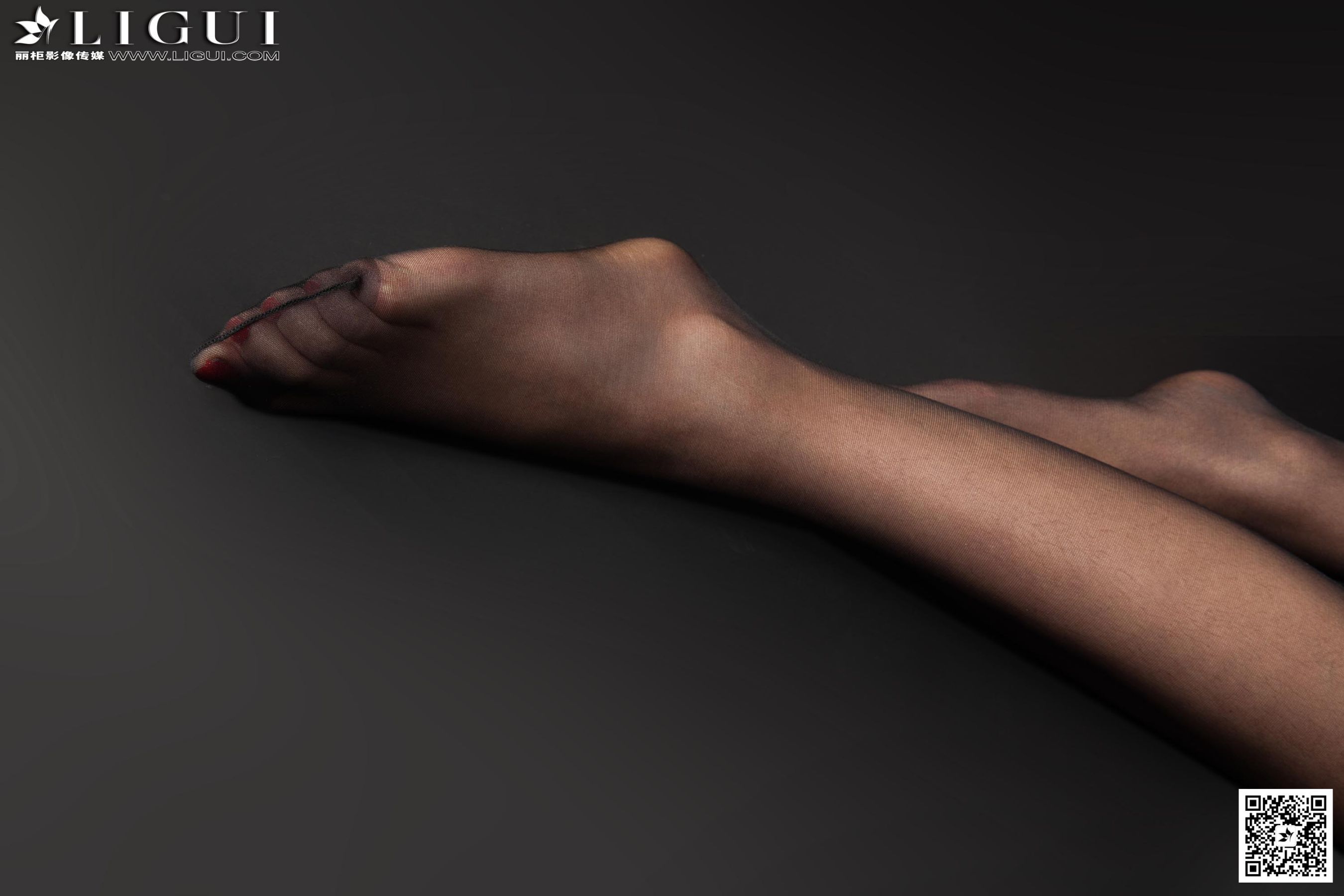 [丽柜LiGui] Model 凌凌《棚拍黑丝高跟美足》美腿玉第4张