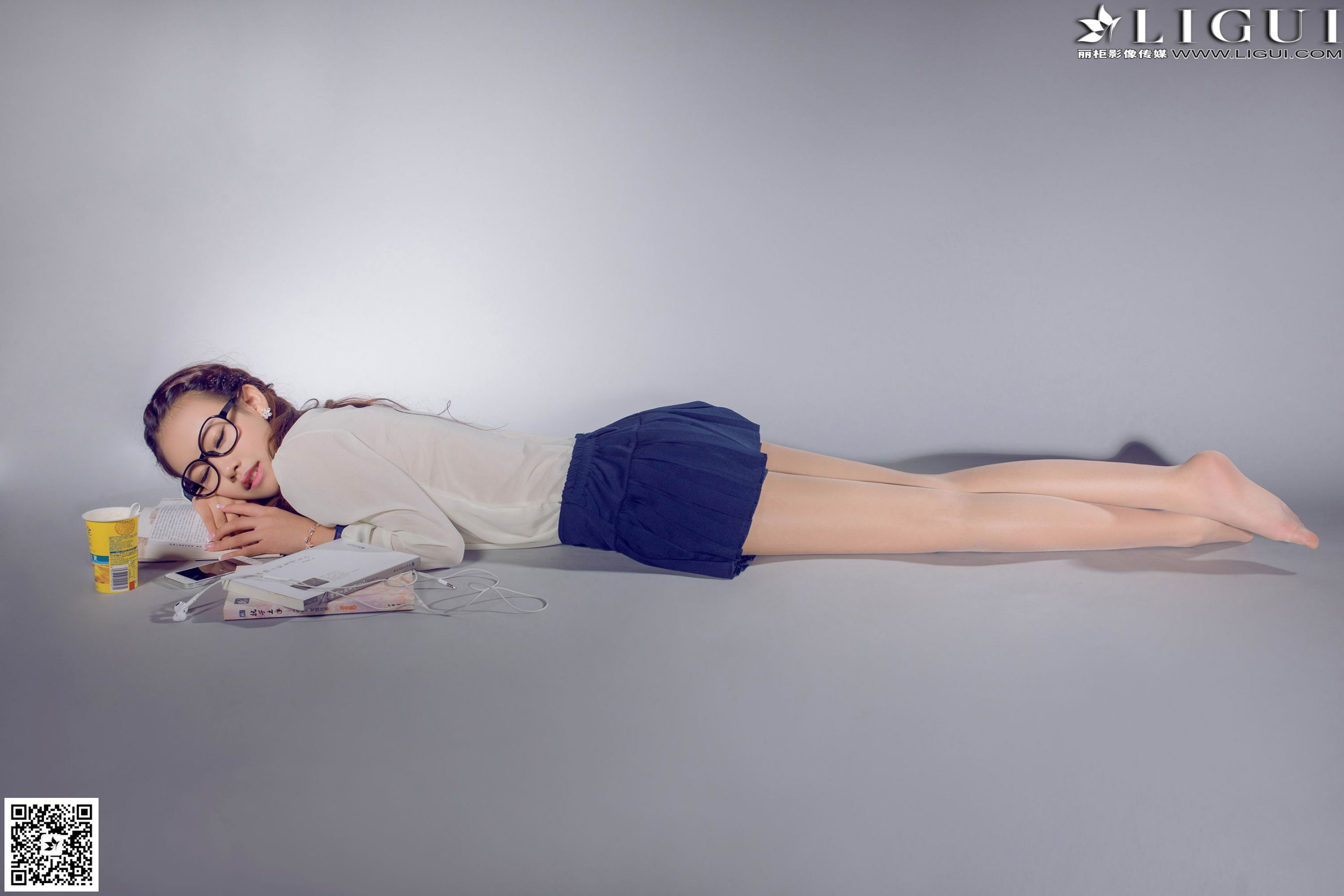 [丽柜LiGui] Model 语寒《甜美校花棚拍》美腿玉足写第1张