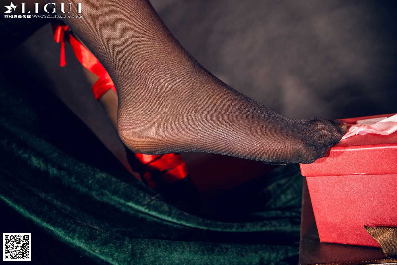 Model 语寒《黑丝圣诞美女的礼物》[丽柜LiGui] 美腿第3张